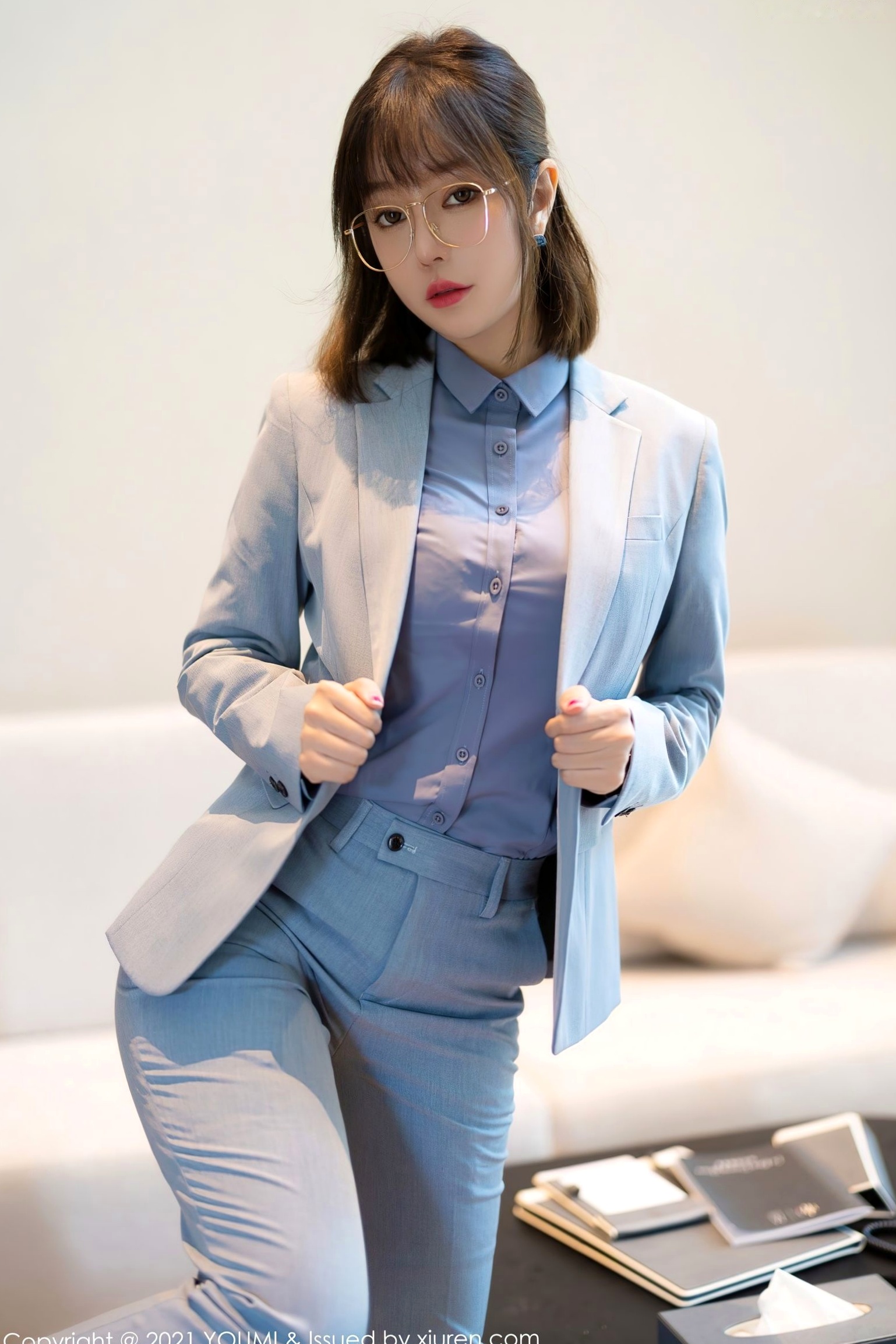 YouMi尤蜜荟-王雨纯 成都室外旅拍,职场OL眼镜制服诱惑,蕾丝内衣与性感丝袜视觉盛宴