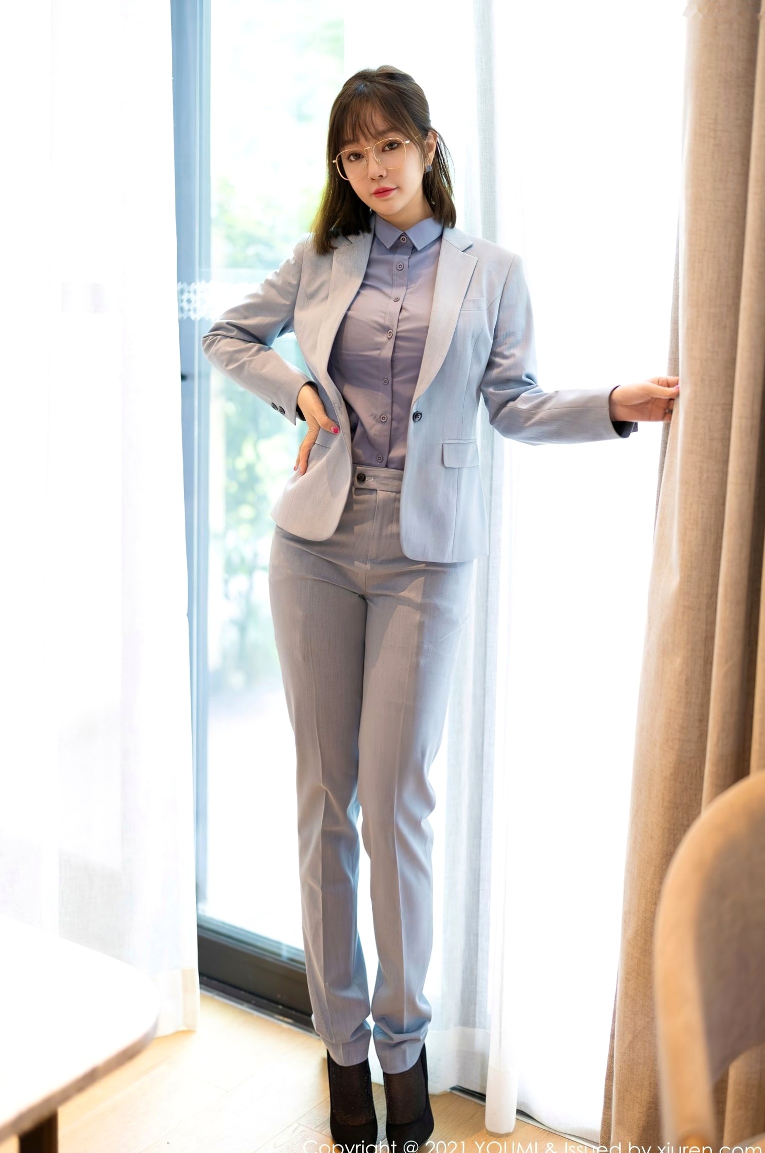 YouMi尤蜜荟-王雨纯 成都室外旅拍,职场OL眼镜制服诱惑,蕾丝内衣与性感丝袜视觉盛宴