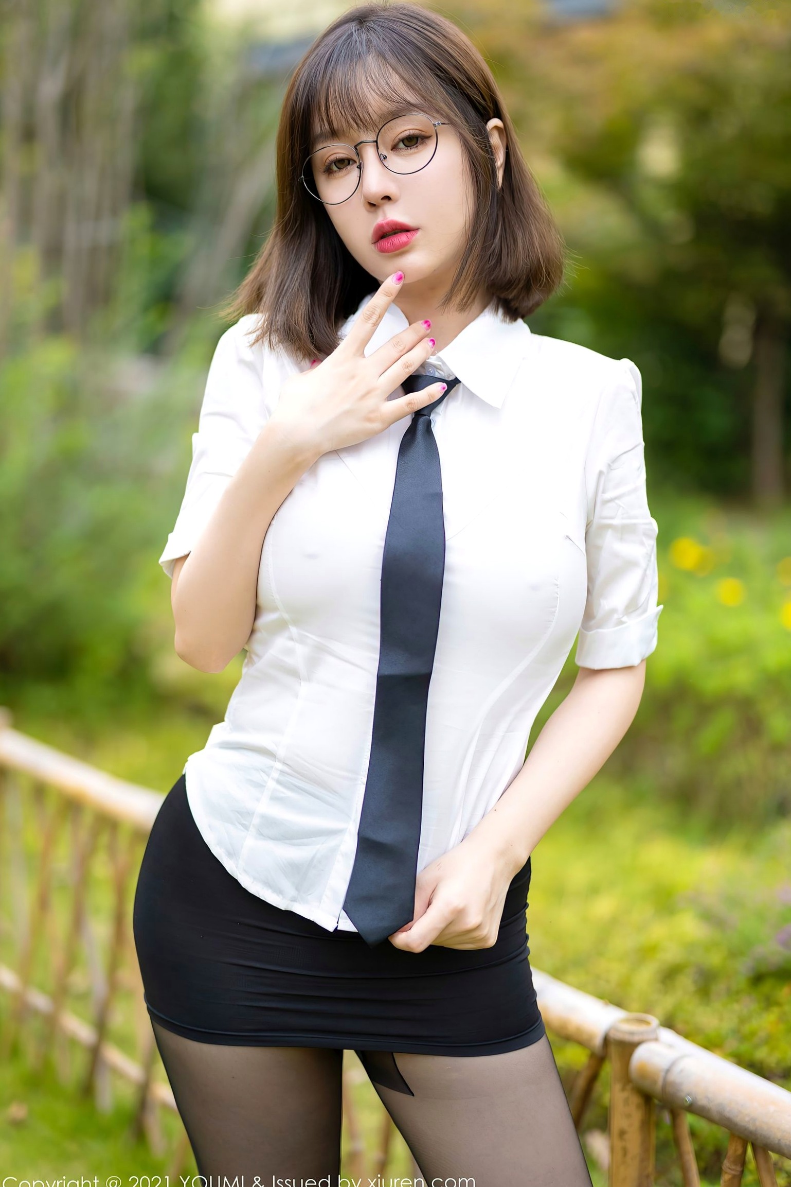 YouMi尤蜜荟717期:王雨纯成都旅拍,经典白衬衫配黑丝诱惑,制服私房写真,尽显曼妙身姿,高清御姐风范