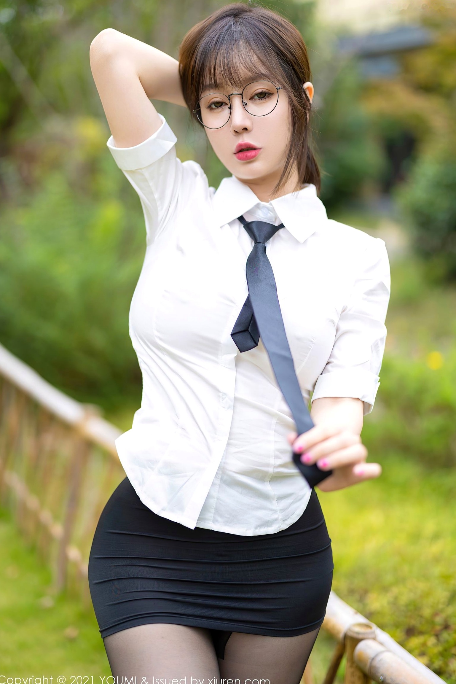 YouMi尤蜜荟717期:王雨纯成都旅拍,经典白衬衫配黑丝诱惑,制服私房写真,尽显曼妙身姿,高清御姐风范