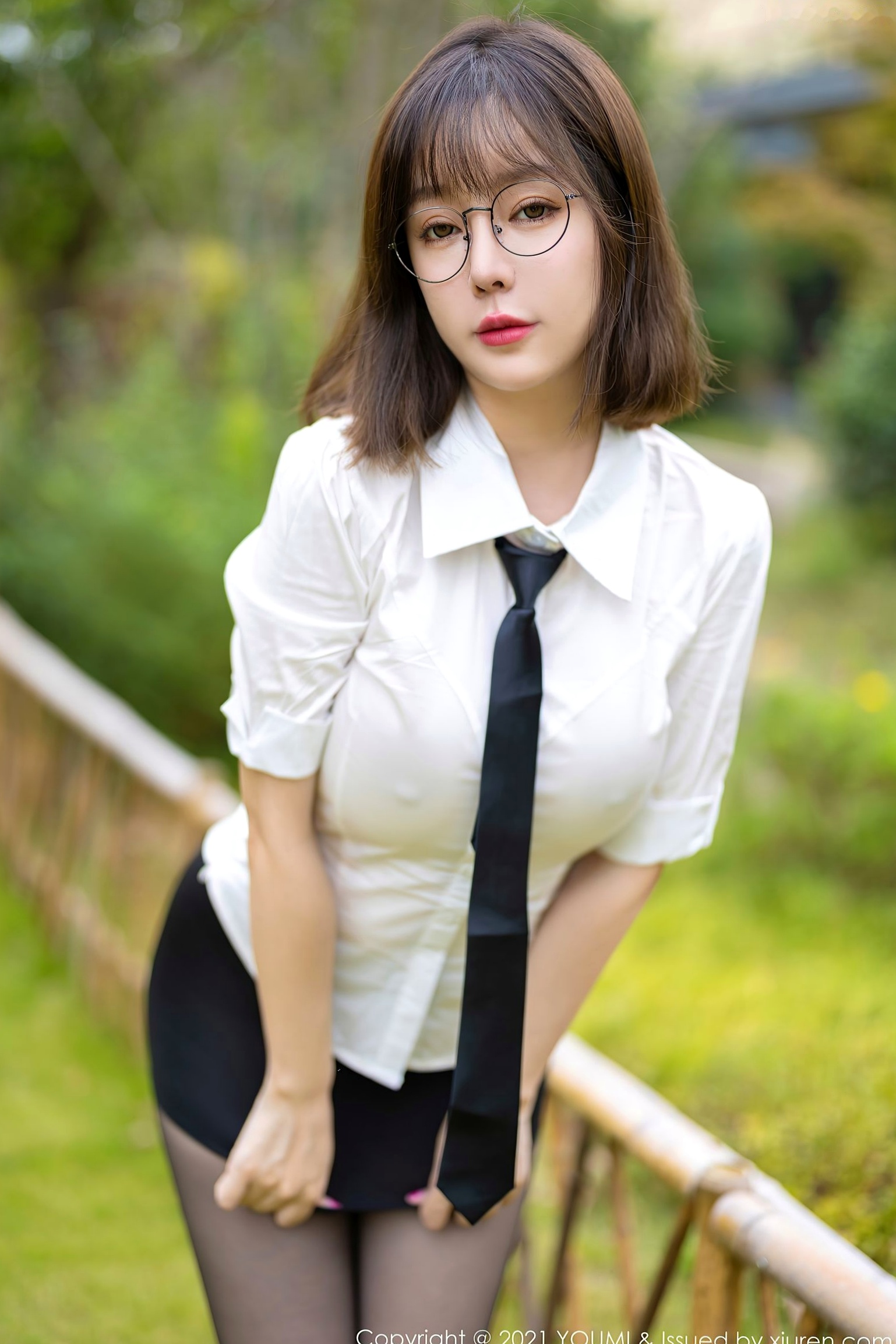 YouMi尤蜜荟717期:王雨纯成都旅拍,经典白衬衫配黑丝诱惑,制服私房写真,尽显曼妙身姿,高清御姐风范