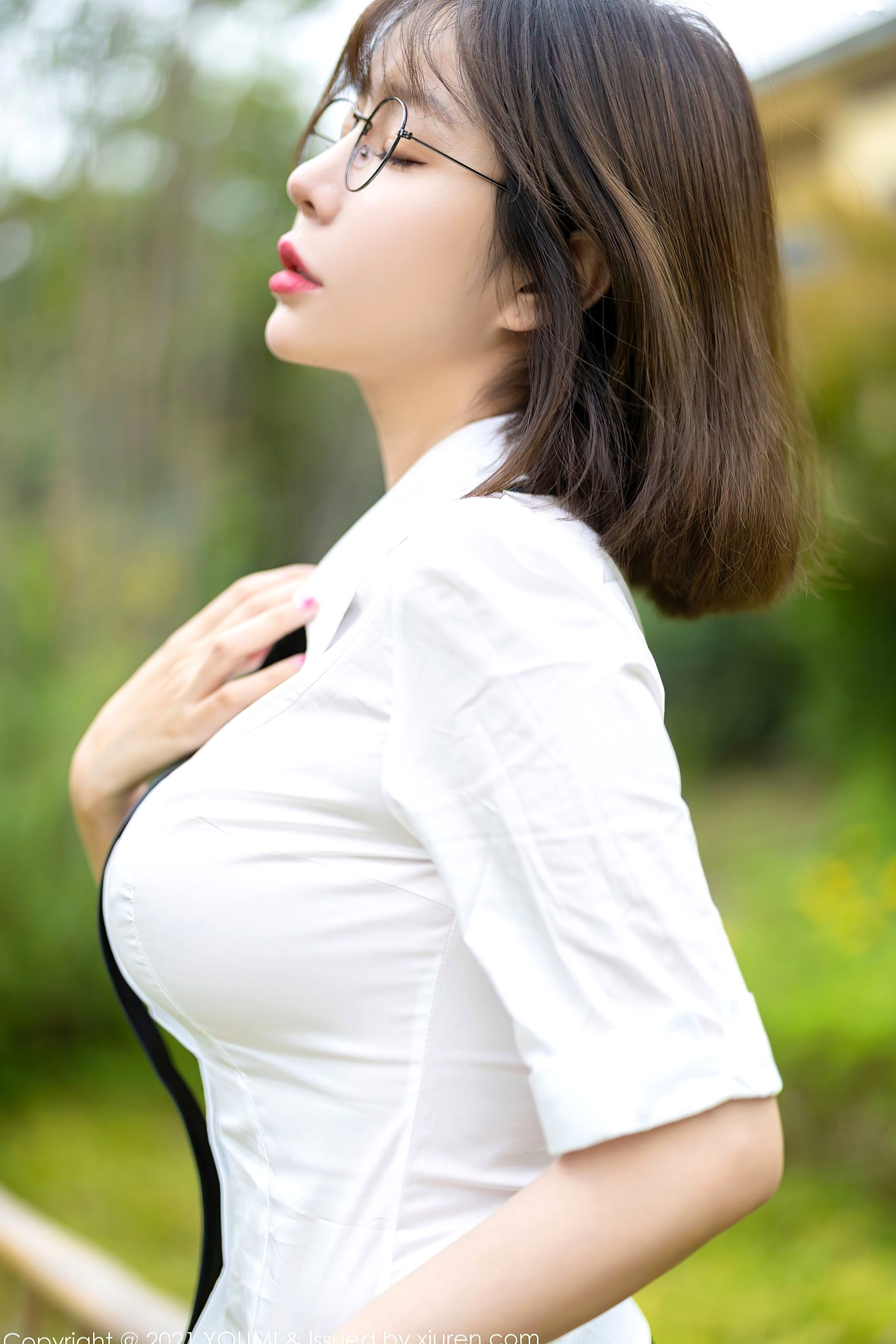 YouMi尤蜜荟717期:王雨纯成都旅拍,经典白衬衫配黑丝诱惑,制服私房写真,尽显曼妙身姿,高清御姐风范