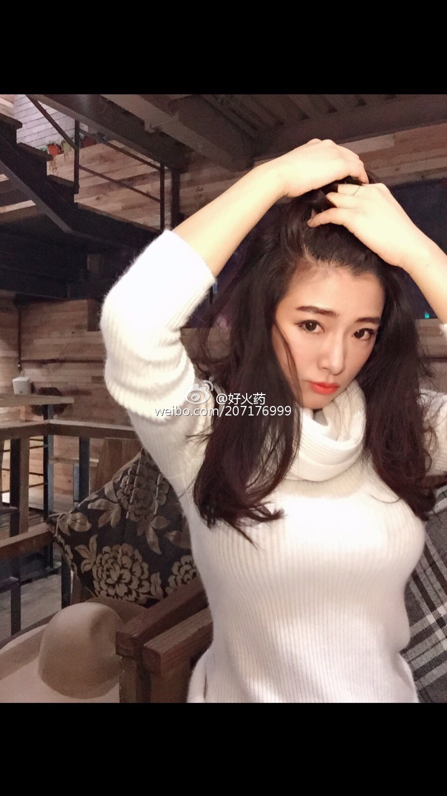 好火药(陈朝霞、陈般若)-大胸御姐的诱惑自拍照