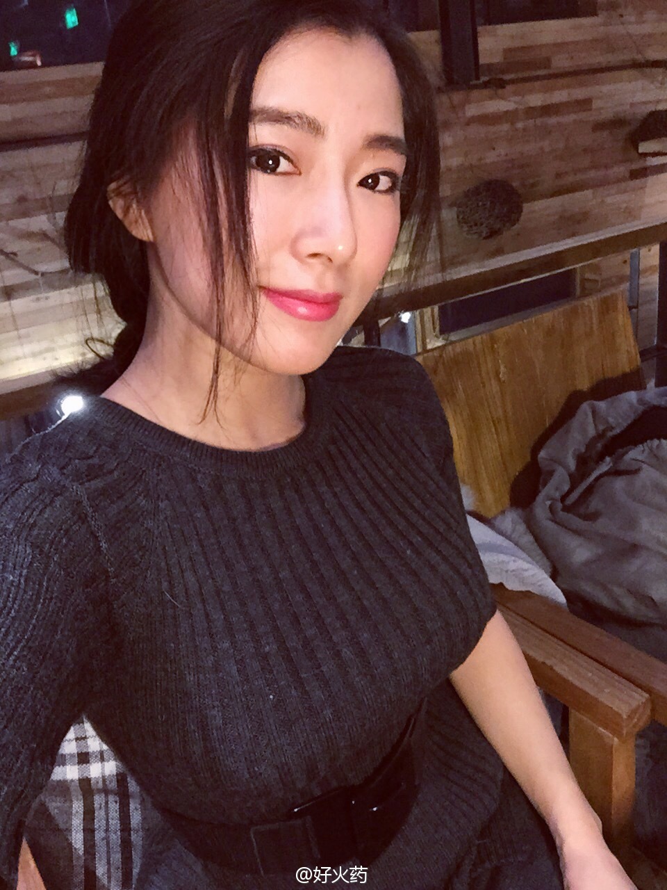 好火药(陈朝霞、陈般若)-大胸御姐的诱惑自拍照