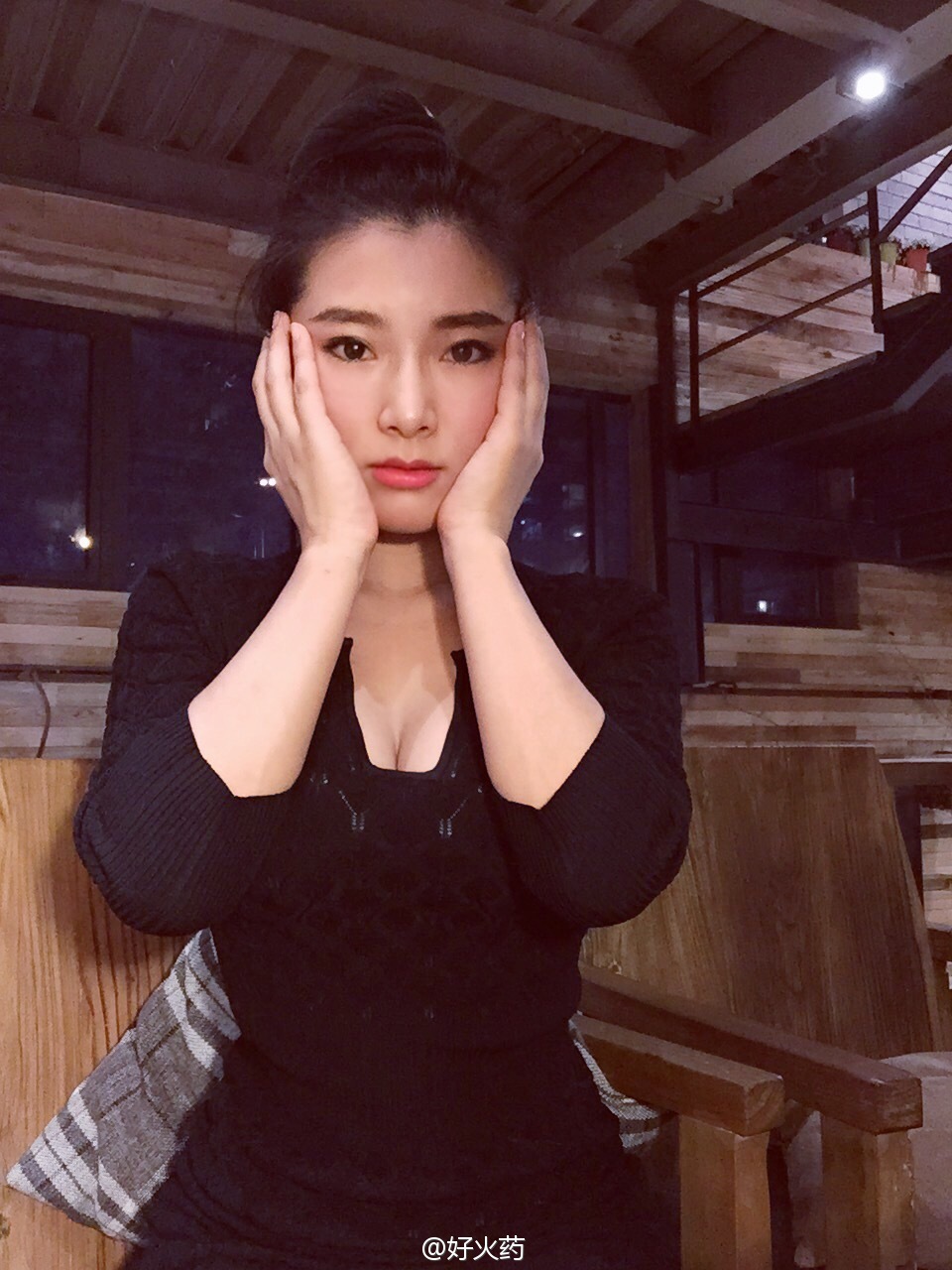 好火药(陈朝霞、陈般若)-大胸御姐的诱惑自拍照