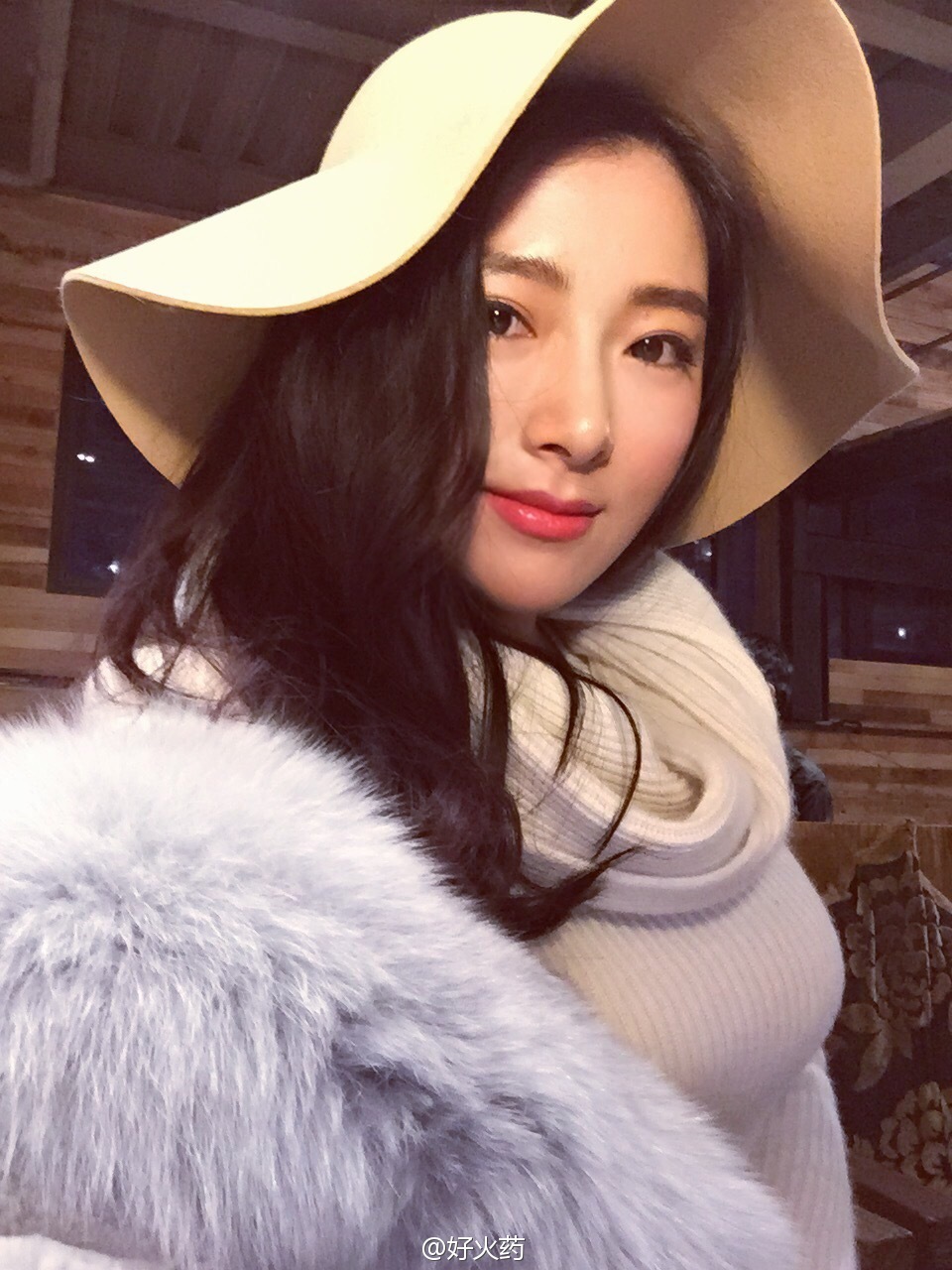 好火药(陈朝霞、陈般若)-大胸御姐的诱惑自拍照