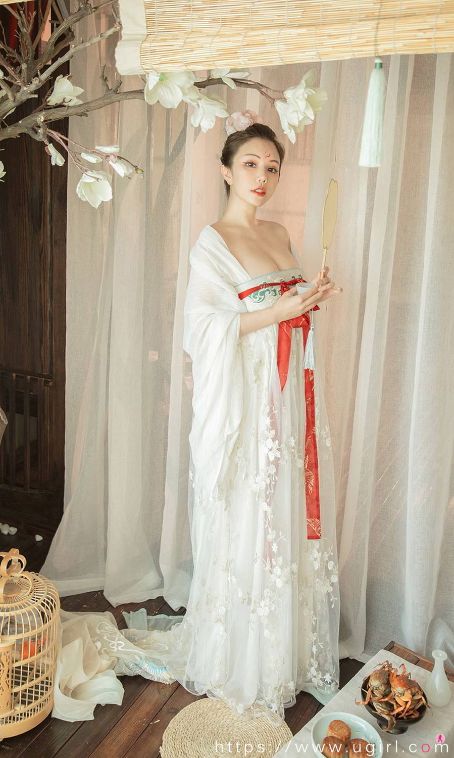花满月夜的妮小妖 少女侧卧情郎愁多