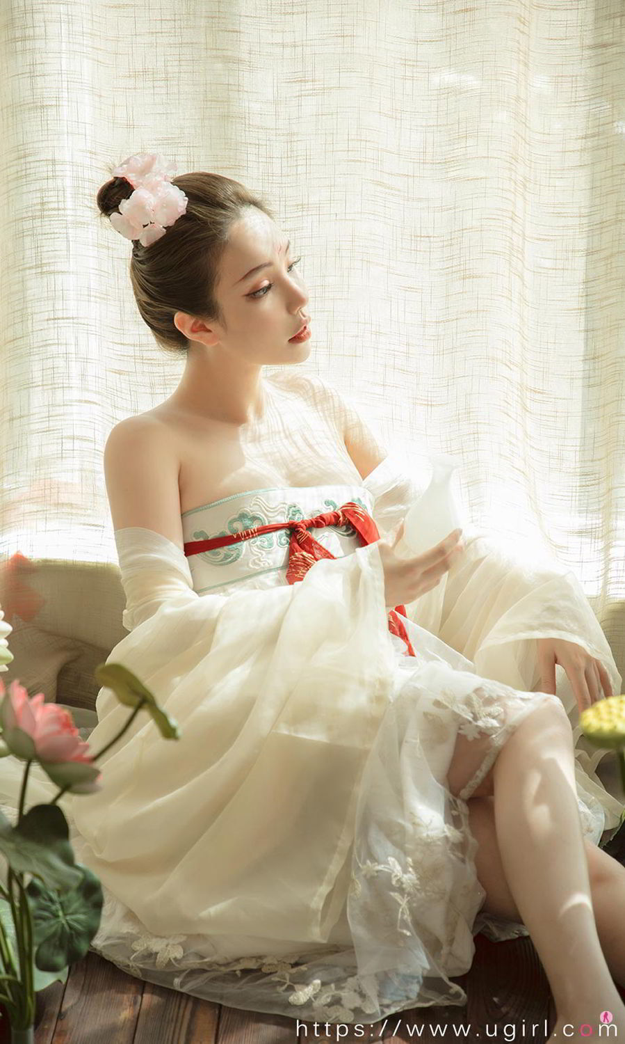 花满月夜的妮小妖 少女侧卧情郎愁多