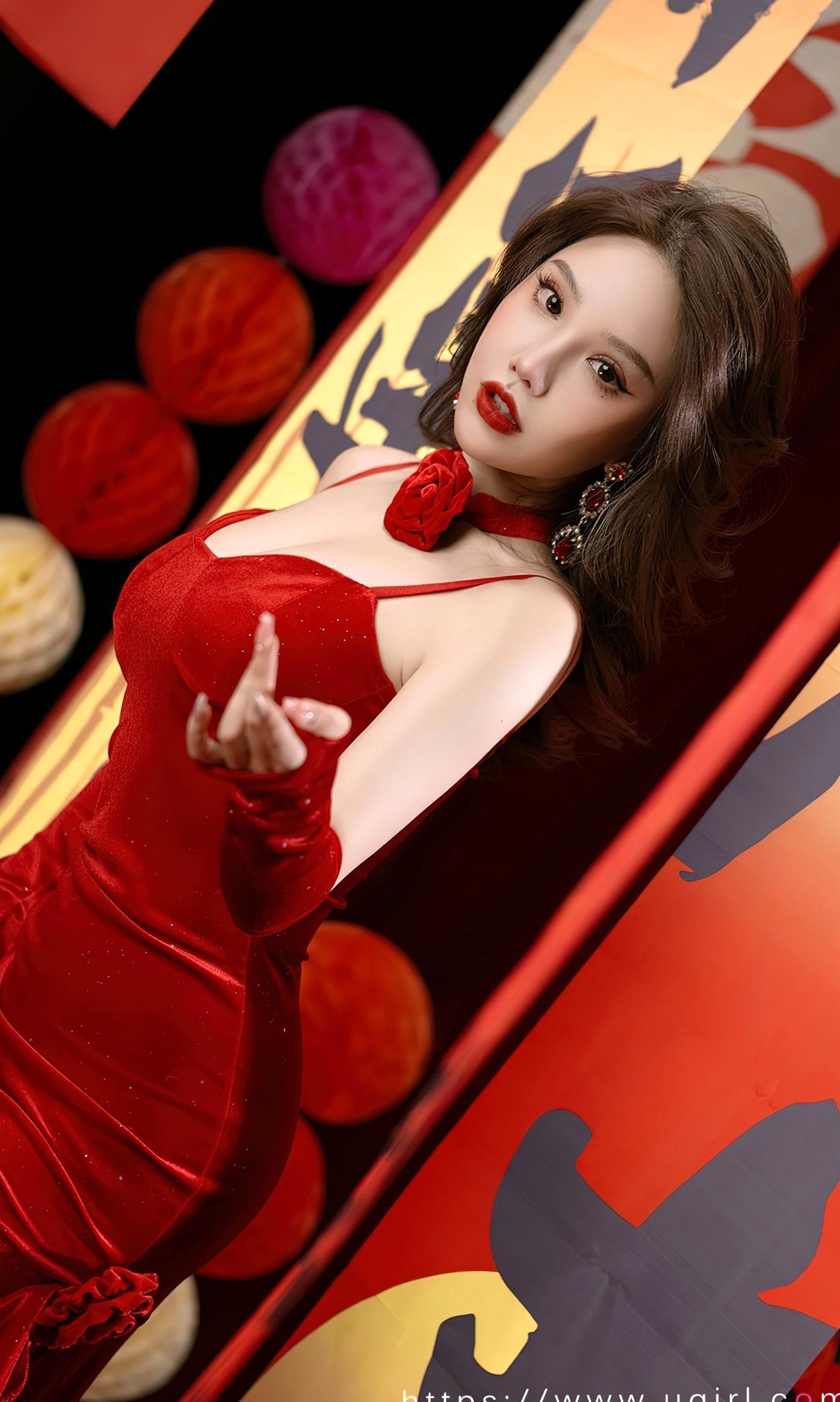UGirlsApp尤果圈-2771-妮小妖-《三餐烟火》:红丝绒紧身礼服新春贺岁写真,极致妩媚女神范