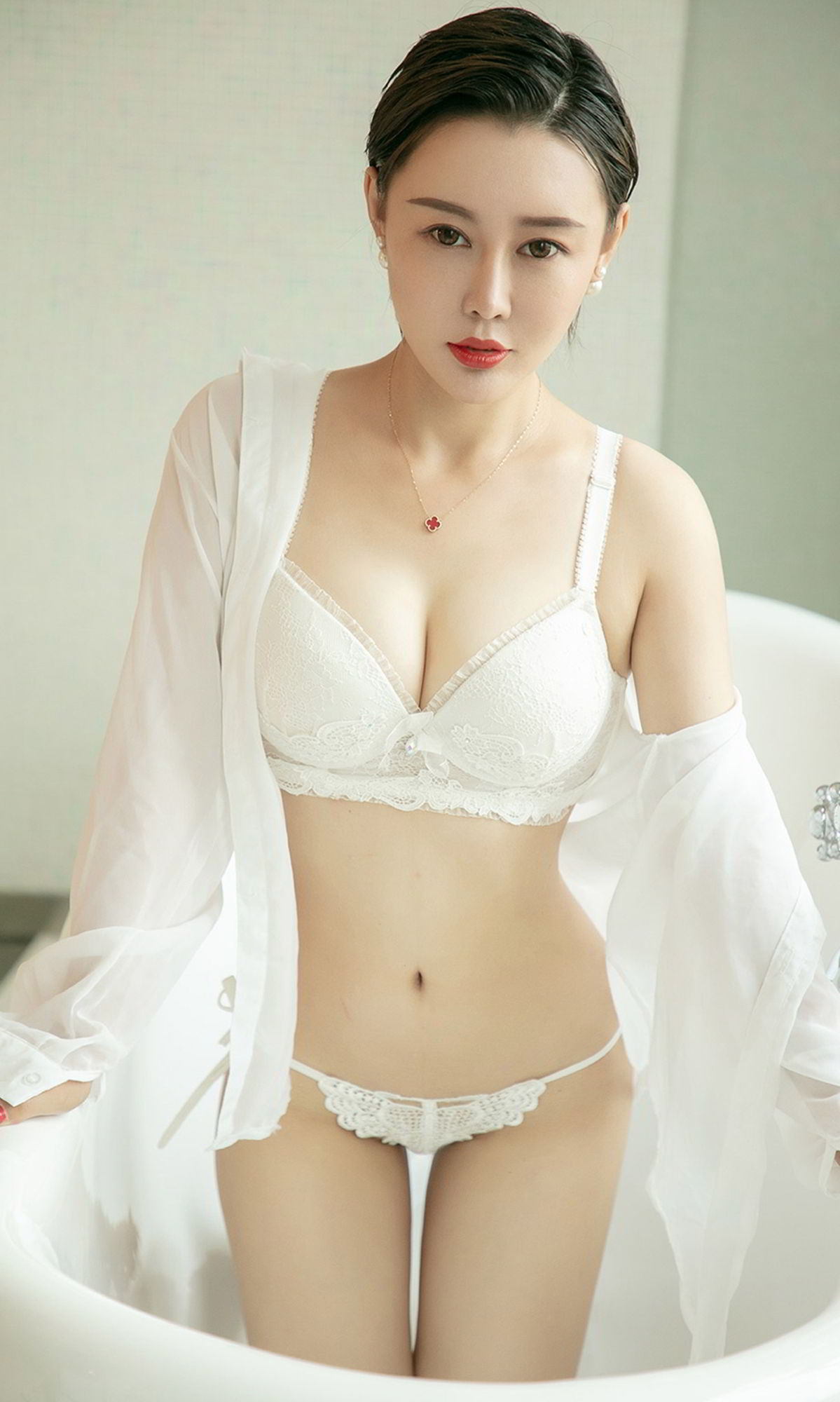 麻辣鲜师Rita 黑色镜框白衬衫