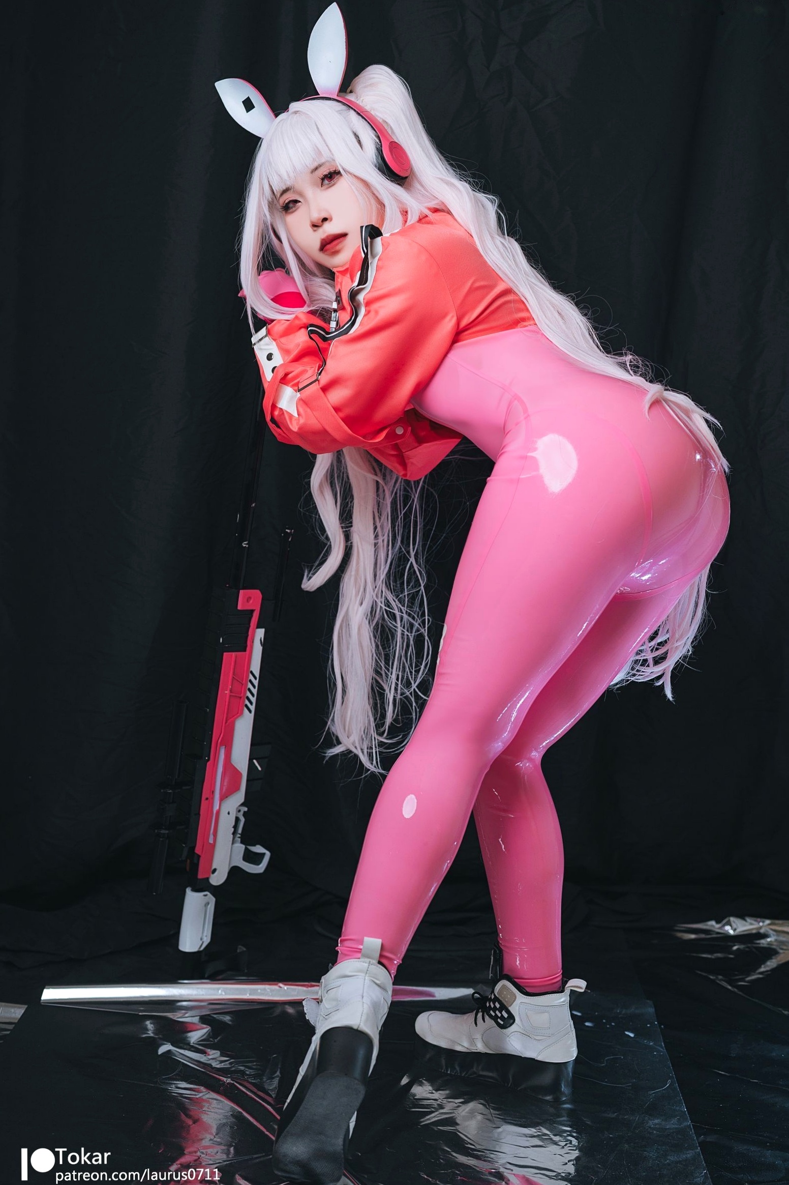 Tokar浵卡-二次元爱丽丝Cosplay-未来感粉色紧身漆皮连体衣-游戏战姬角色扮演写真