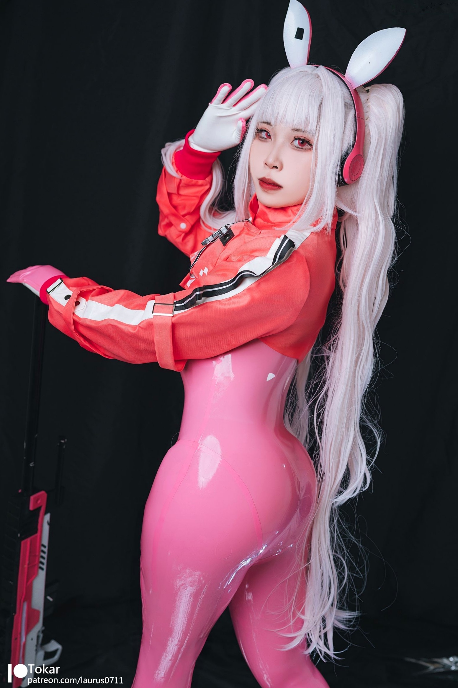 Tokar浵卡-二次元爱丽丝Cosplay-未来感粉色紧身漆皮连体衣-游戏战姬角色扮演写真
