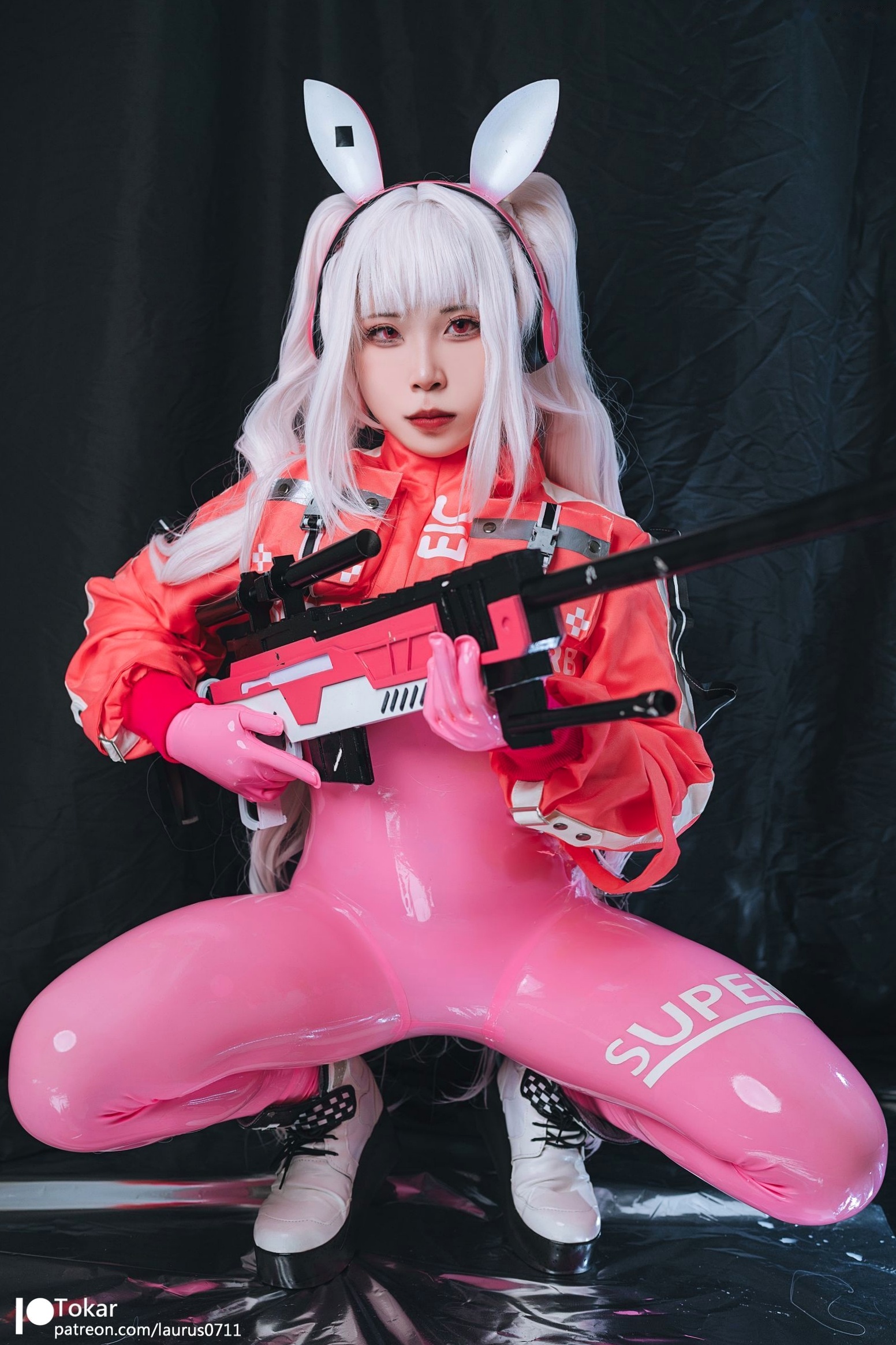 Tokar浵卡-二次元爱丽丝Cosplay-未来感粉色紧身漆皮连体衣-游戏战姬角色扮演写真