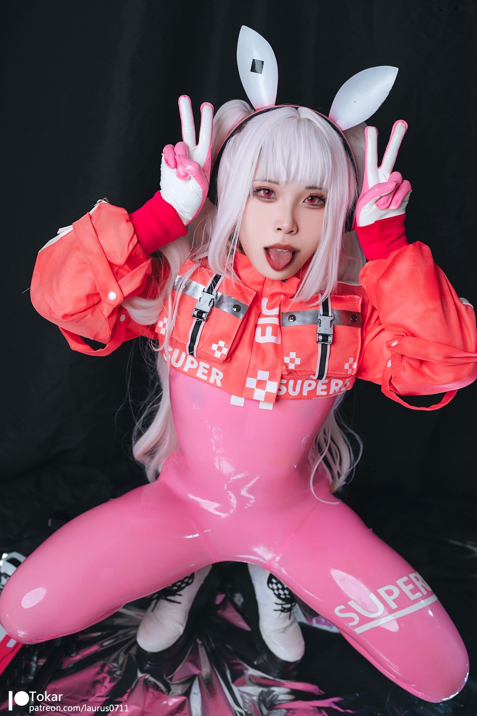 Tokar浵卡-二次元爱丽丝Cosplay-未来感粉色紧身漆皮连体衣-游戏战姬角色扮演写真