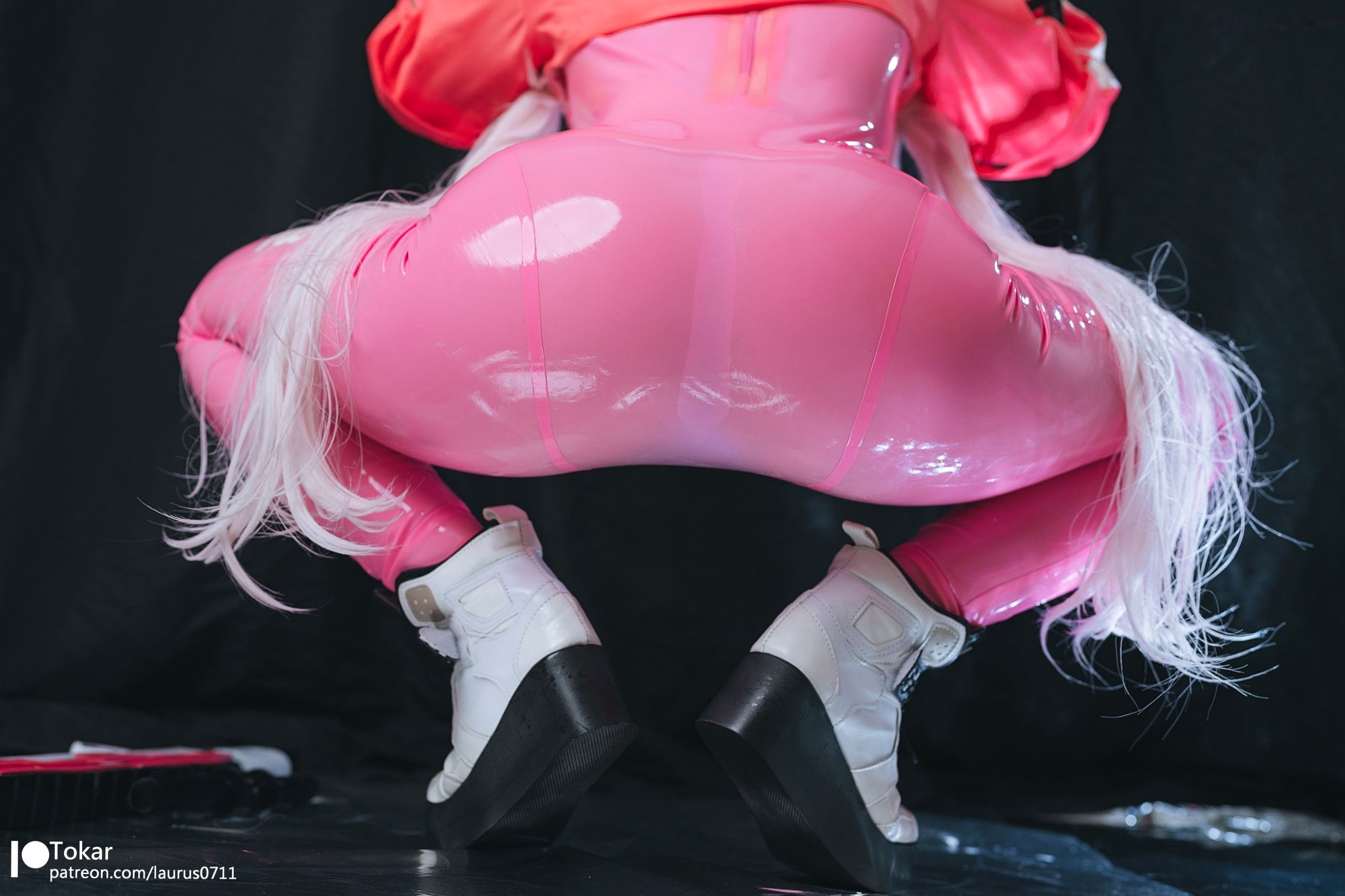 Tokar浵卡-二次元爱丽丝Cosplay-未来感粉色紧身漆皮连体衣-游戏战姬角色扮演写真