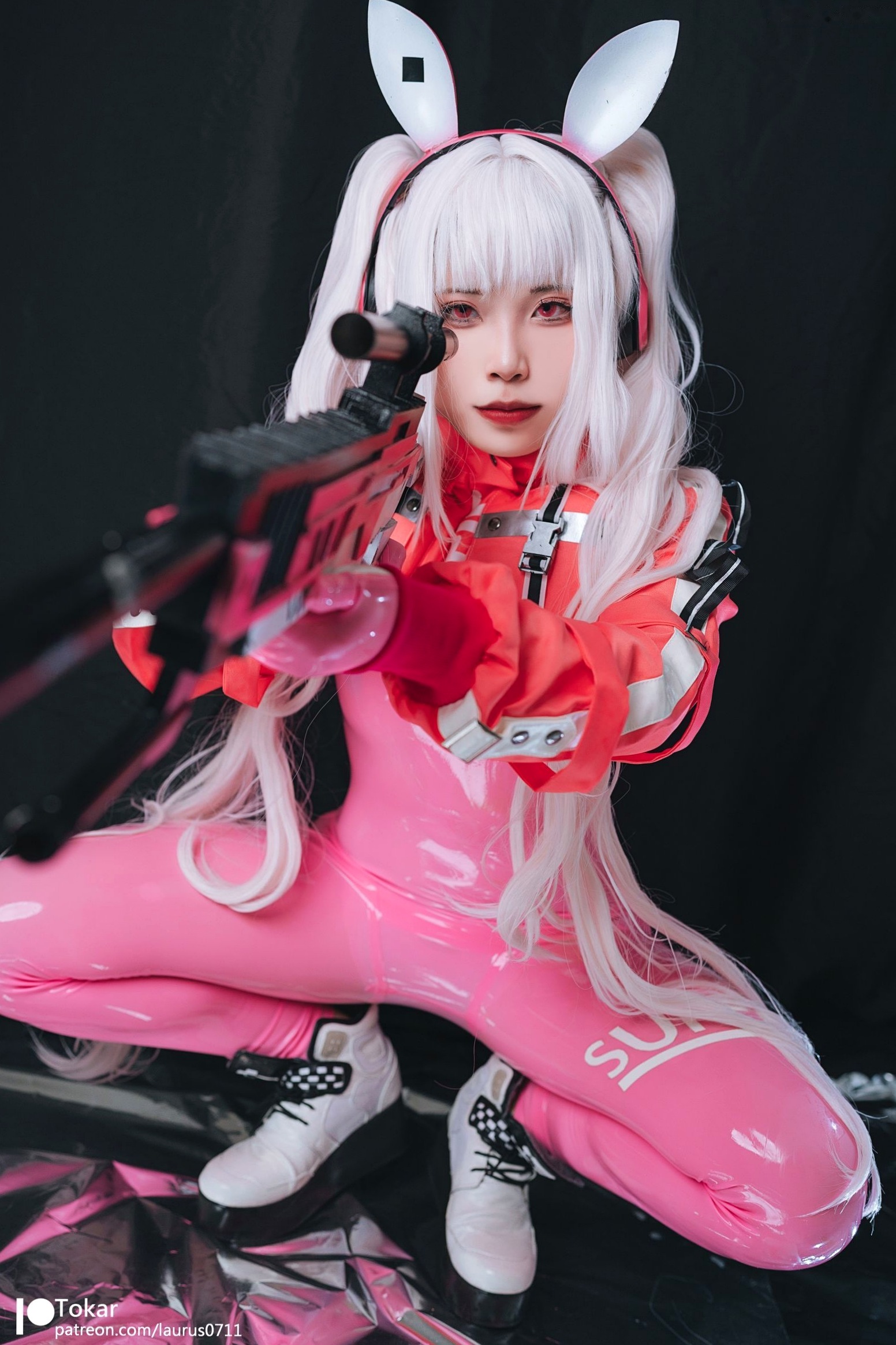 Tokar浵卡-二次元爱丽丝Cosplay-未来感粉色紧身漆皮连体衣-游戏战姬角色扮演写真