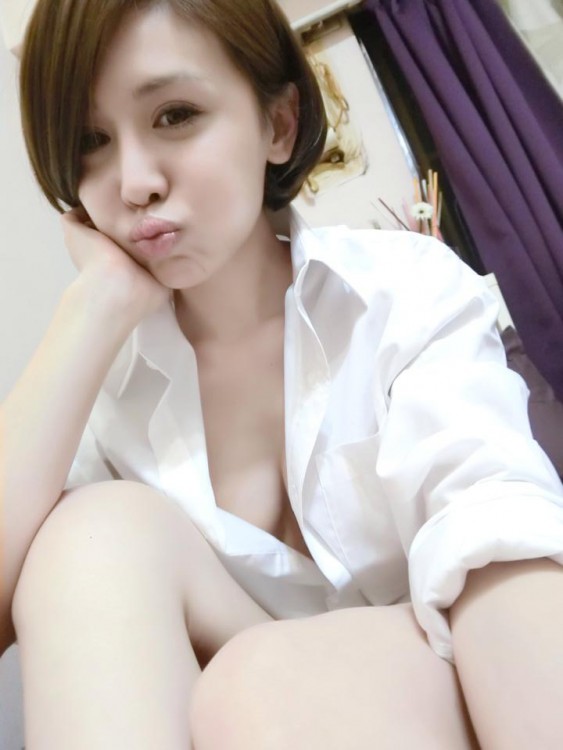 隐私妹(白昕)-穿著男友衬衫中空裸胸大秀半球