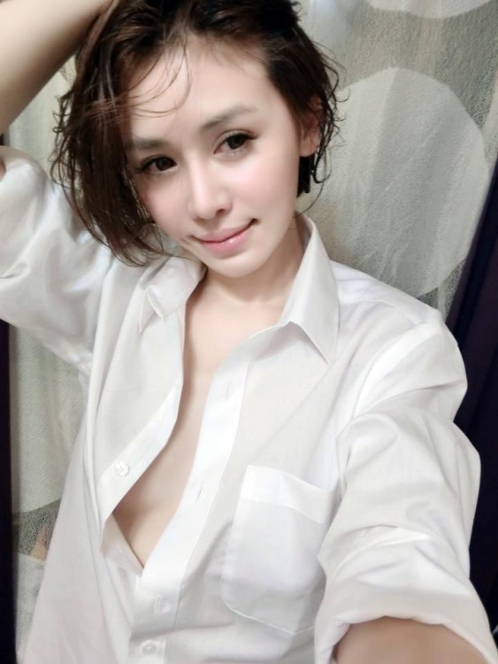 隐私妹(白昕)-穿著男友衬衫中空裸胸大秀半球