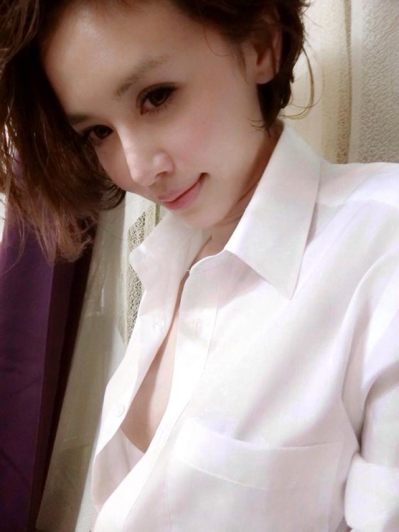 隐私妹(白昕)-穿著男友衬衫中空裸胸大秀半球