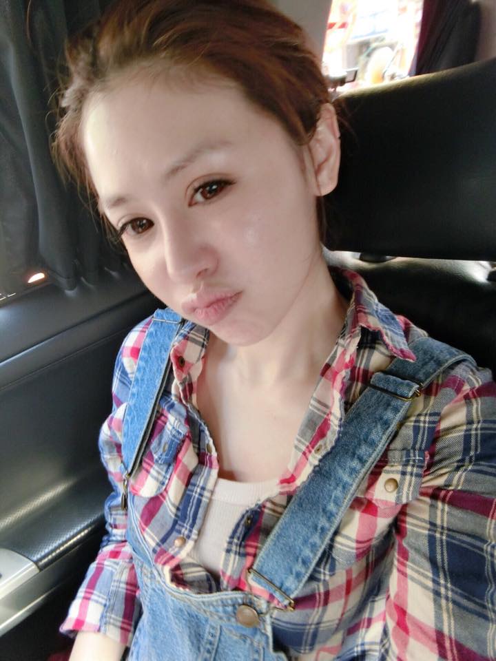 隐私妹(白昕)-穿著男友衬衫中空裸胸大秀半球