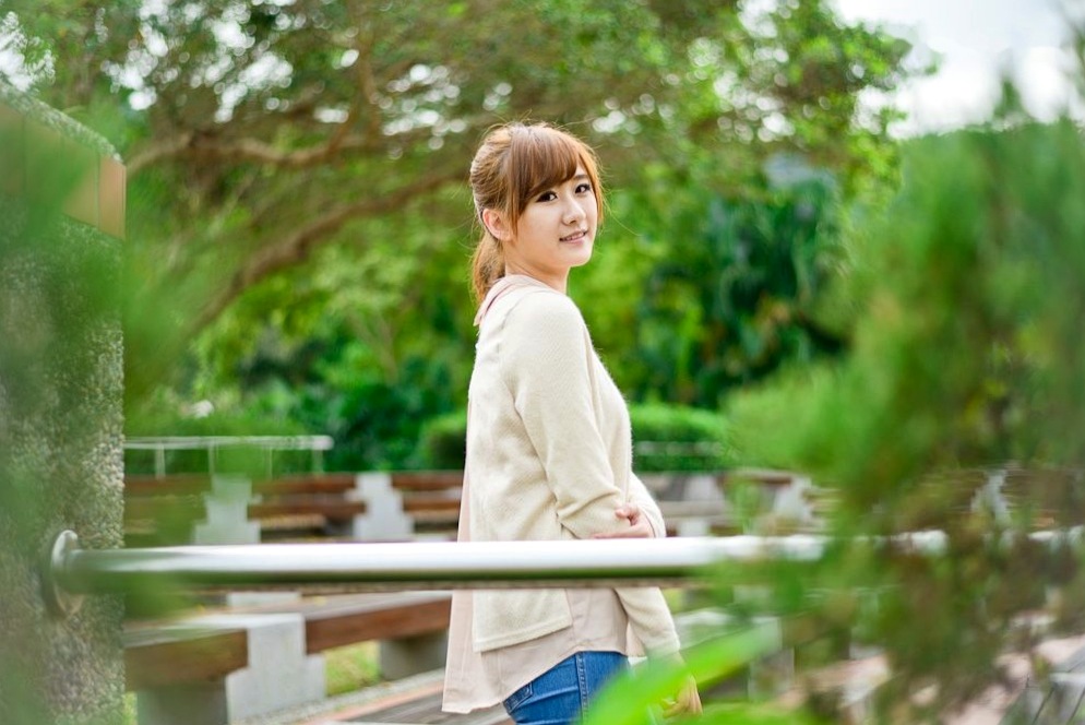 台湾正妹李思嫺士林官邸外拍写真,甜美校服与清新便装切换,展现邻家女神的治愈系纯净气质