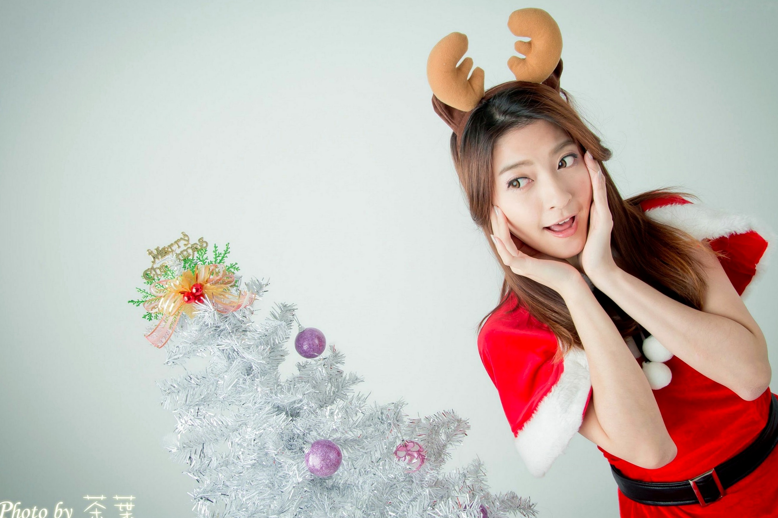 台湾正妹李思娴圣诞萌妹写真,红白诱惑圣诞装与驯鹿Cosplay,清纯可爱治愈系唯美风格,节日氛围感女神套图