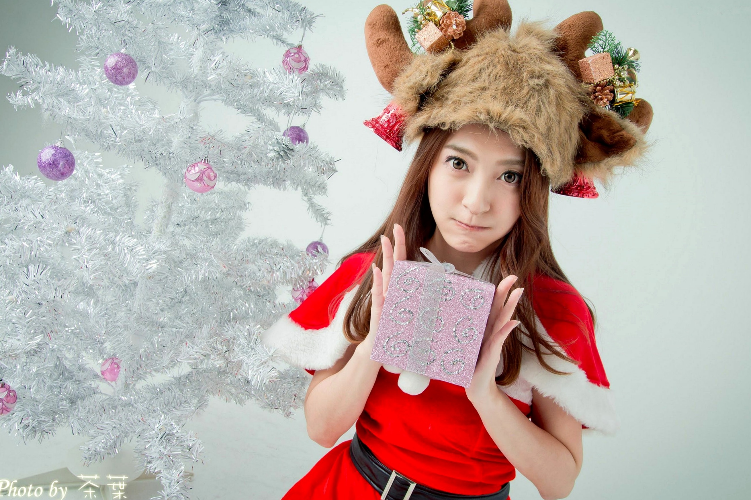 台湾正妹李思娴圣诞萌妹写真,红白诱惑圣诞装与驯鹿Cosplay,清纯可爱治愈系唯美风格,节日氛围感女神套图