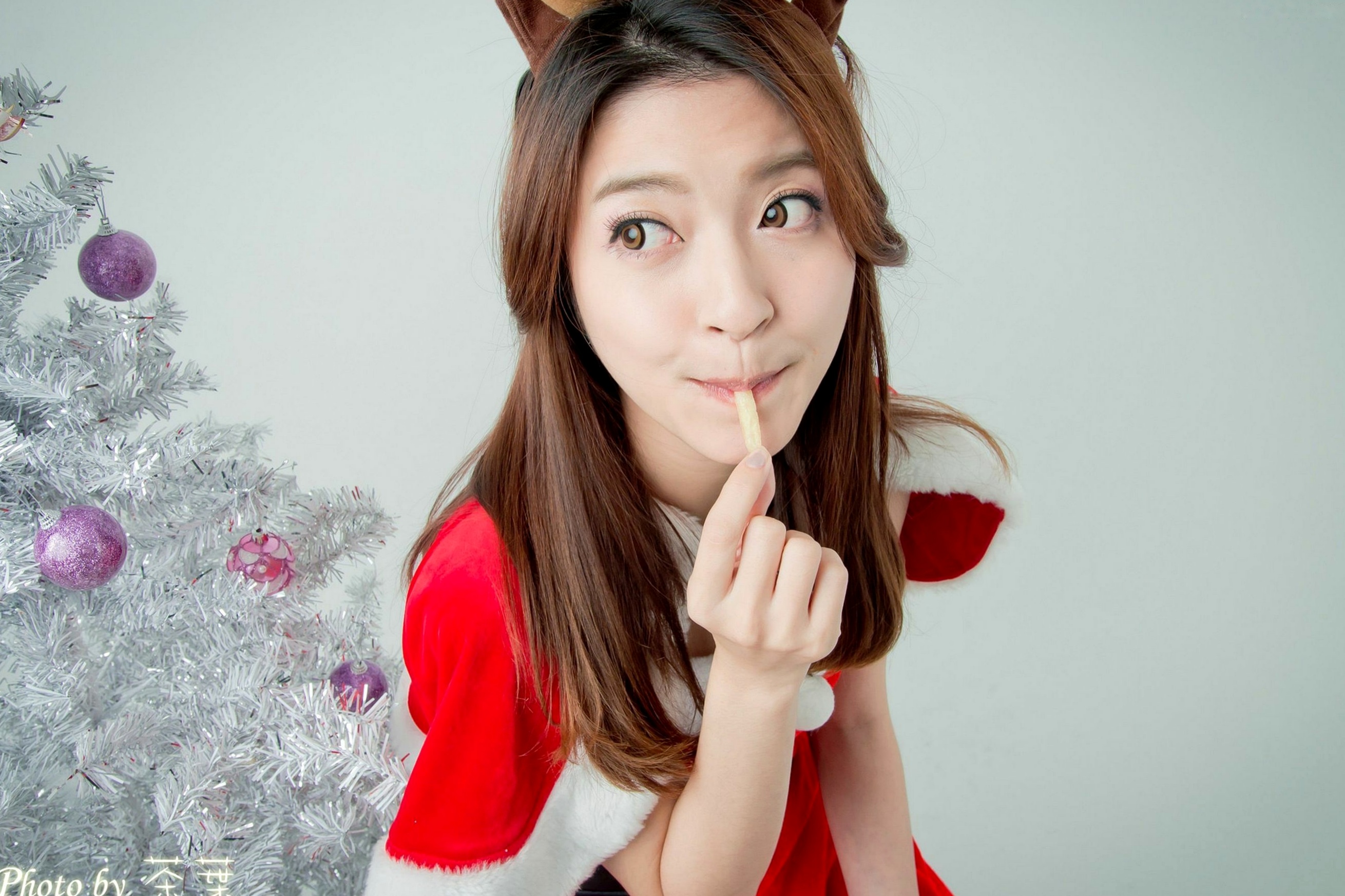 台湾正妹李思娴圣诞萌妹写真,红白诱惑圣诞装与驯鹿Cosplay,清纯可爱治愈系唯美风格,节日氛围感女神套图