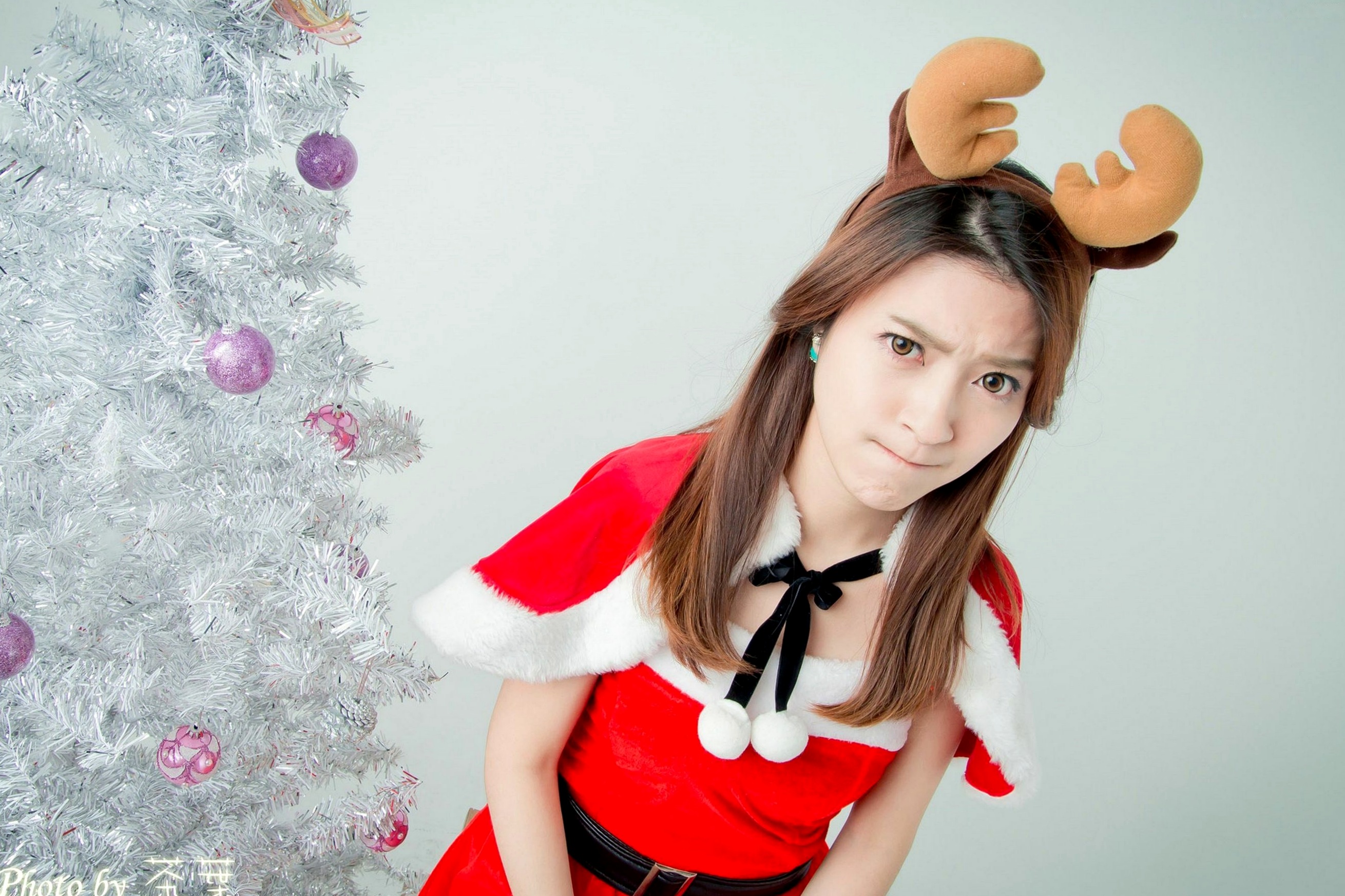 台湾正妹李思娴圣诞萌妹写真,红白诱惑圣诞装与驯鹿Cosplay,清纯可爱治愈系唯美风格,节日氛围感女神套图