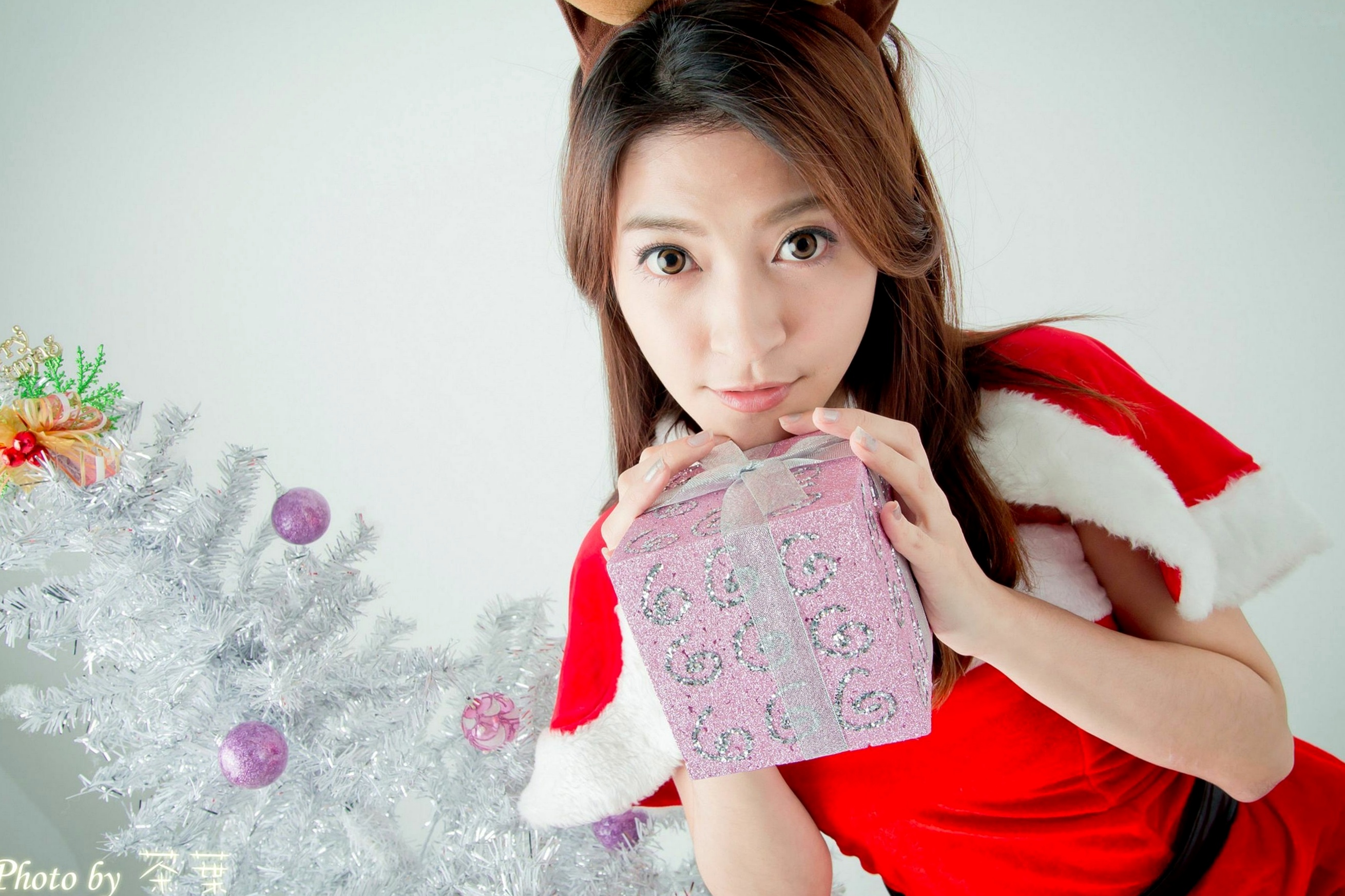 台湾正妹李思娴圣诞萌妹写真,红白诱惑圣诞装与驯鹿Cosplay,清纯可爱治愈系唯美风格,节日氛围感女神套图