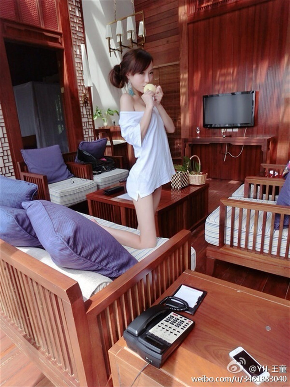 YH王童 94大胸妹子自拍图片合集