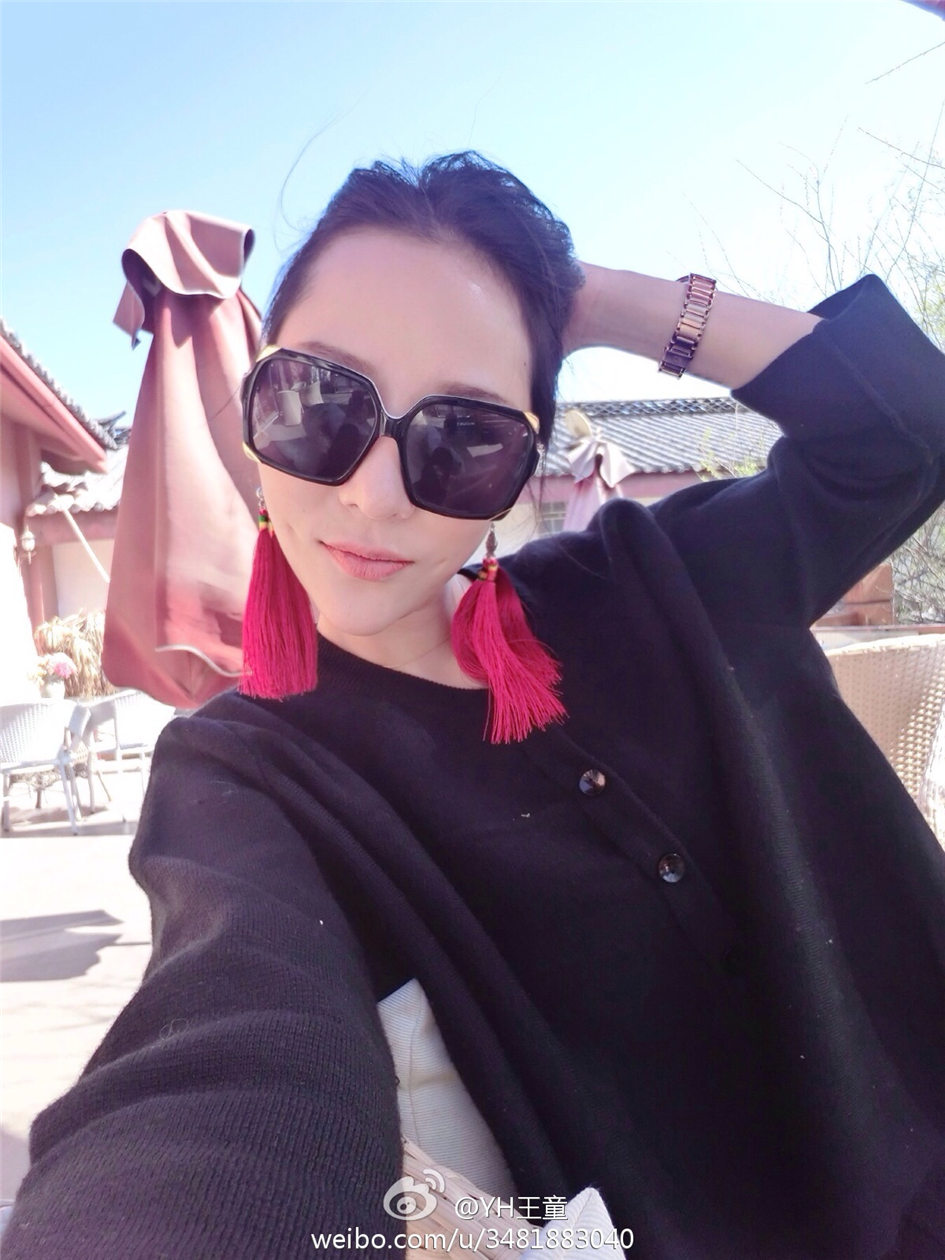 YH王童 94大胸妹子自拍图片合集