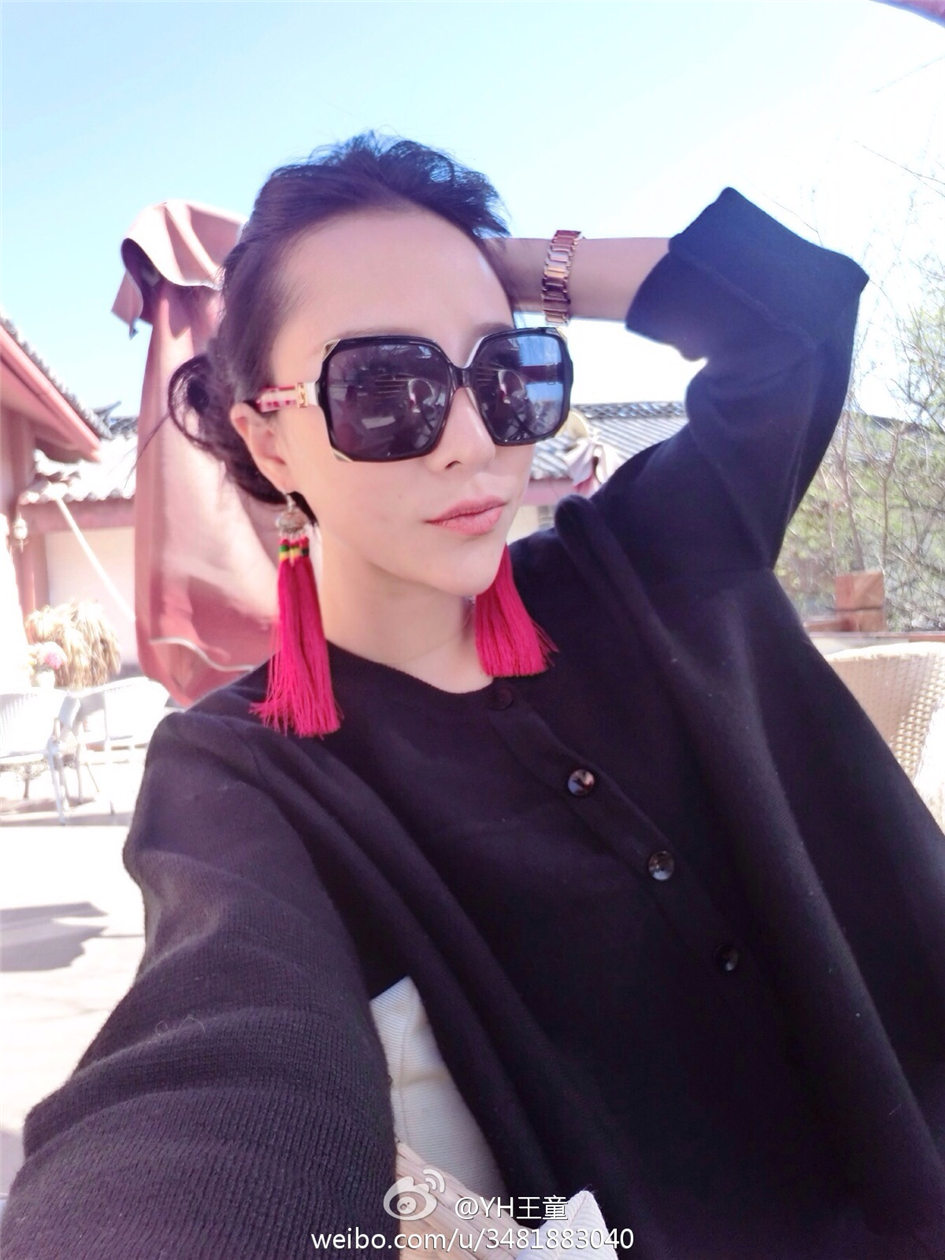 YH王童 94大胸妹子自拍图片合集