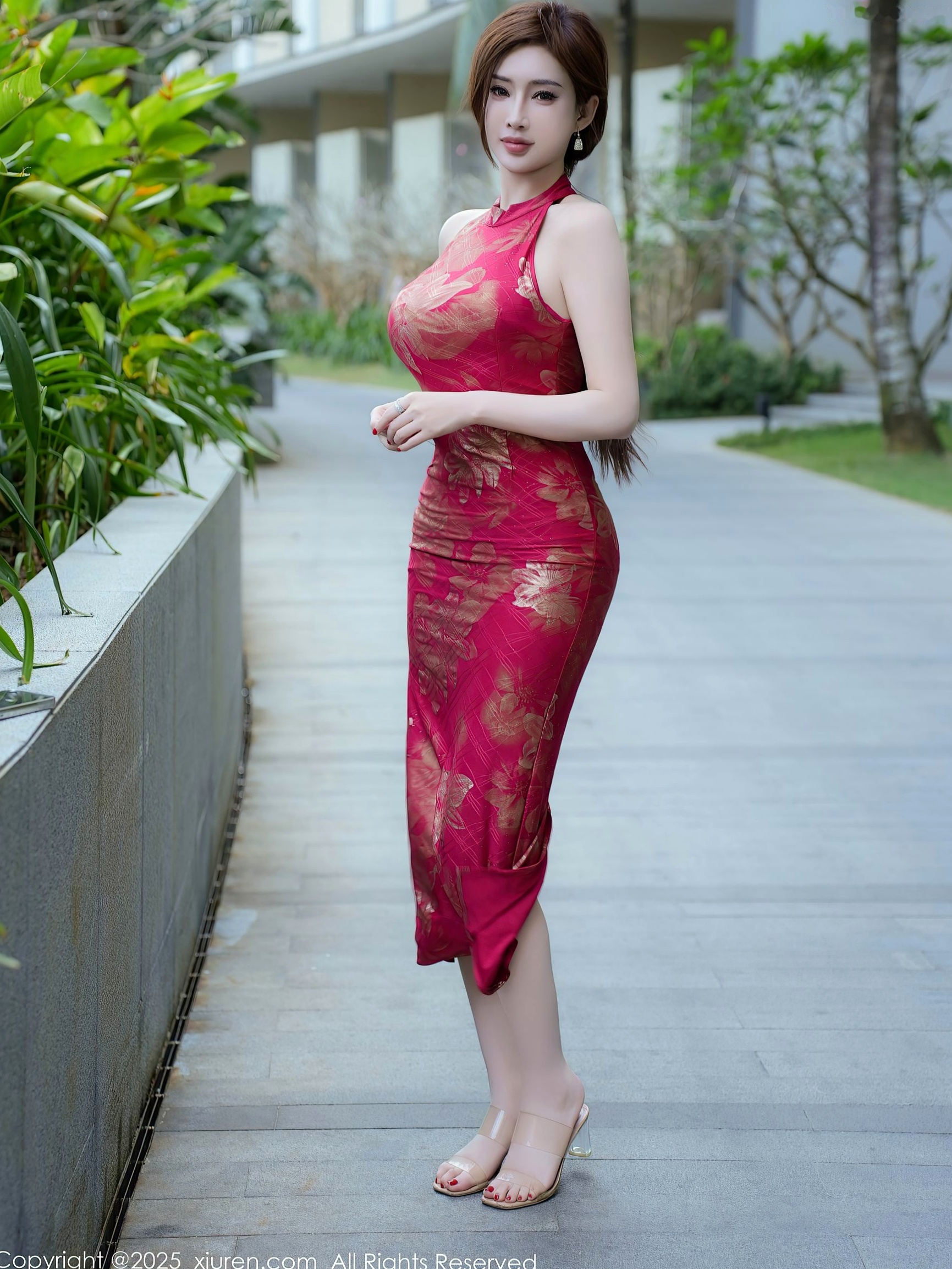 秀人网9837期:周妍希红色旗袍爆乳诱惑,演绎丝袜美腿与大尺度时尚视觉盛宴