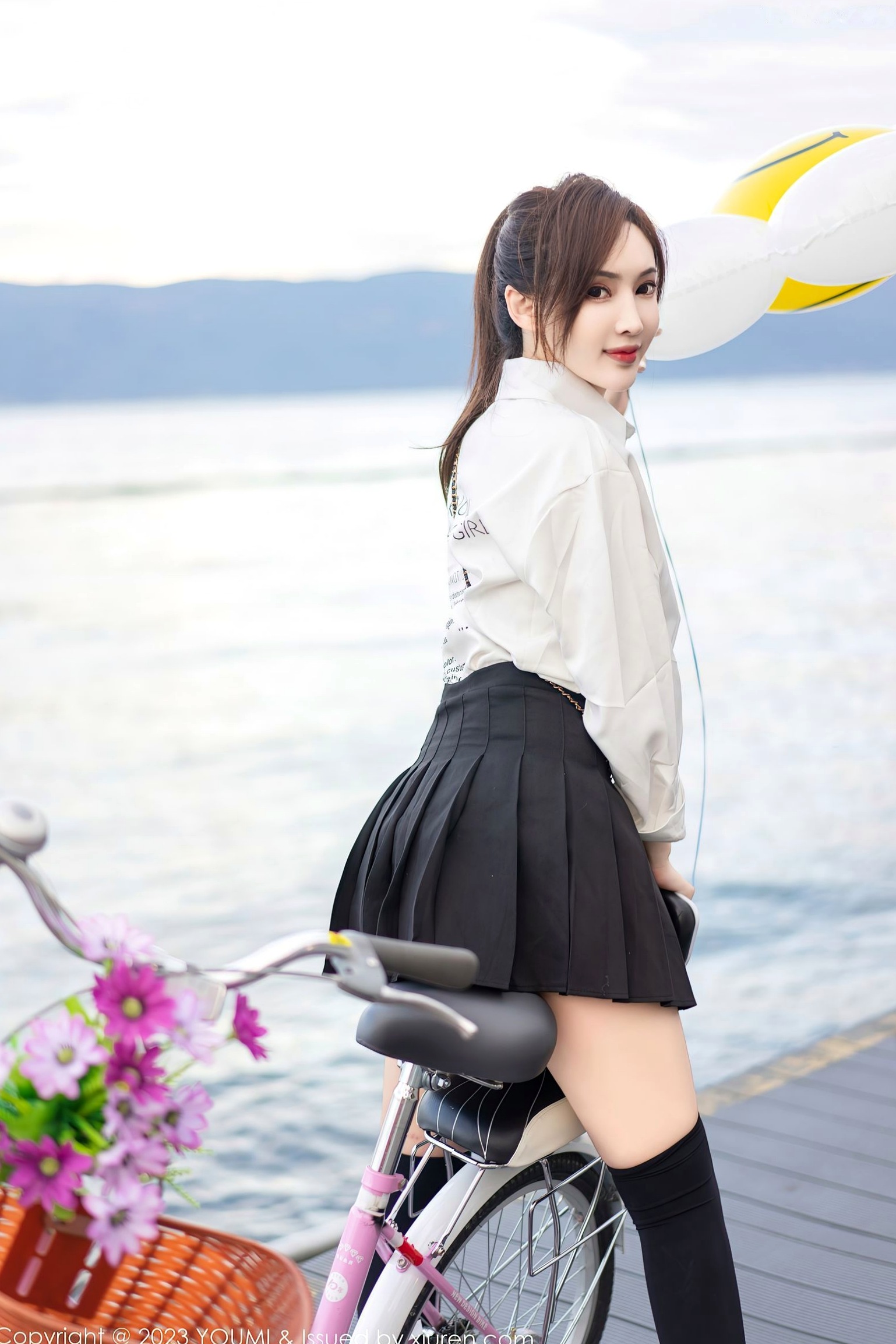YouMi尤蜜荟-903-周妍希:大理旅拍性感白衬衫黑短裙,制服诱惑与绝美背影勾勒极致曲线,无圣光大尺度私房写真
