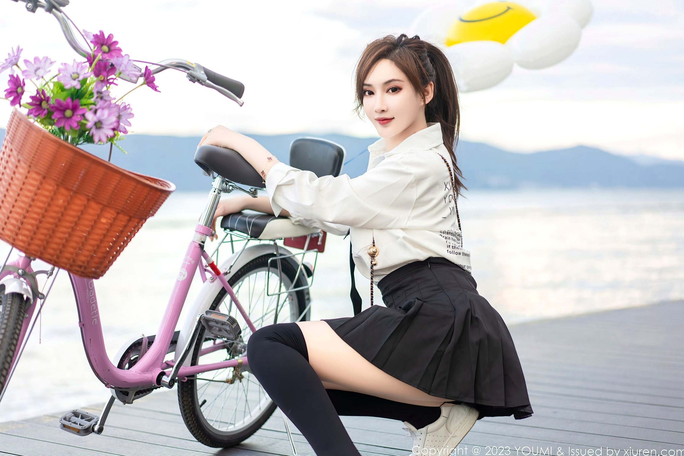 YouMi尤蜜荟-903-周妍希:大理旅拍性感白衬衫黑短裙,制服诱惑与绝美背影勾勒极致曲线,无圣光大尺度私房写真