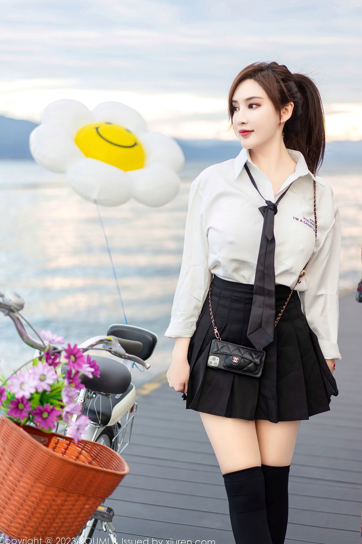 YouMi尤蜜荟-903-周妍希:大理旅拍性感白衬衫黑短裙,制服诱惑与绝美背影勾勒极致曲线,无圣光大尺度私房写真