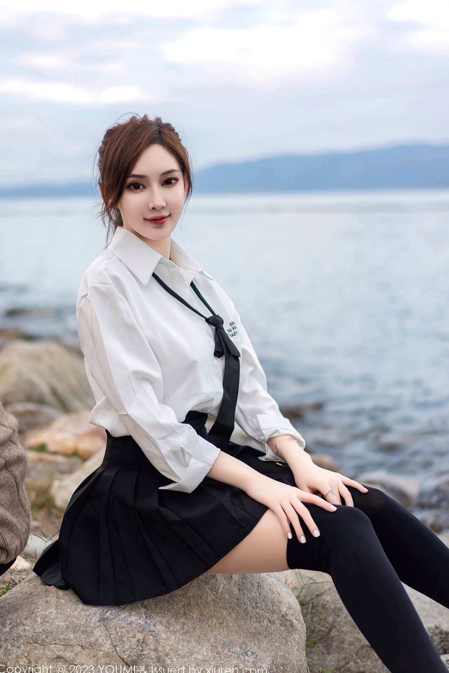 YouMi尤蜜荟-903-周妍希:大理旅拍性感白衬衫黑短裙,制服诱惑与绝美背影勾勒极致曲线,无圣光大尺度私房写真