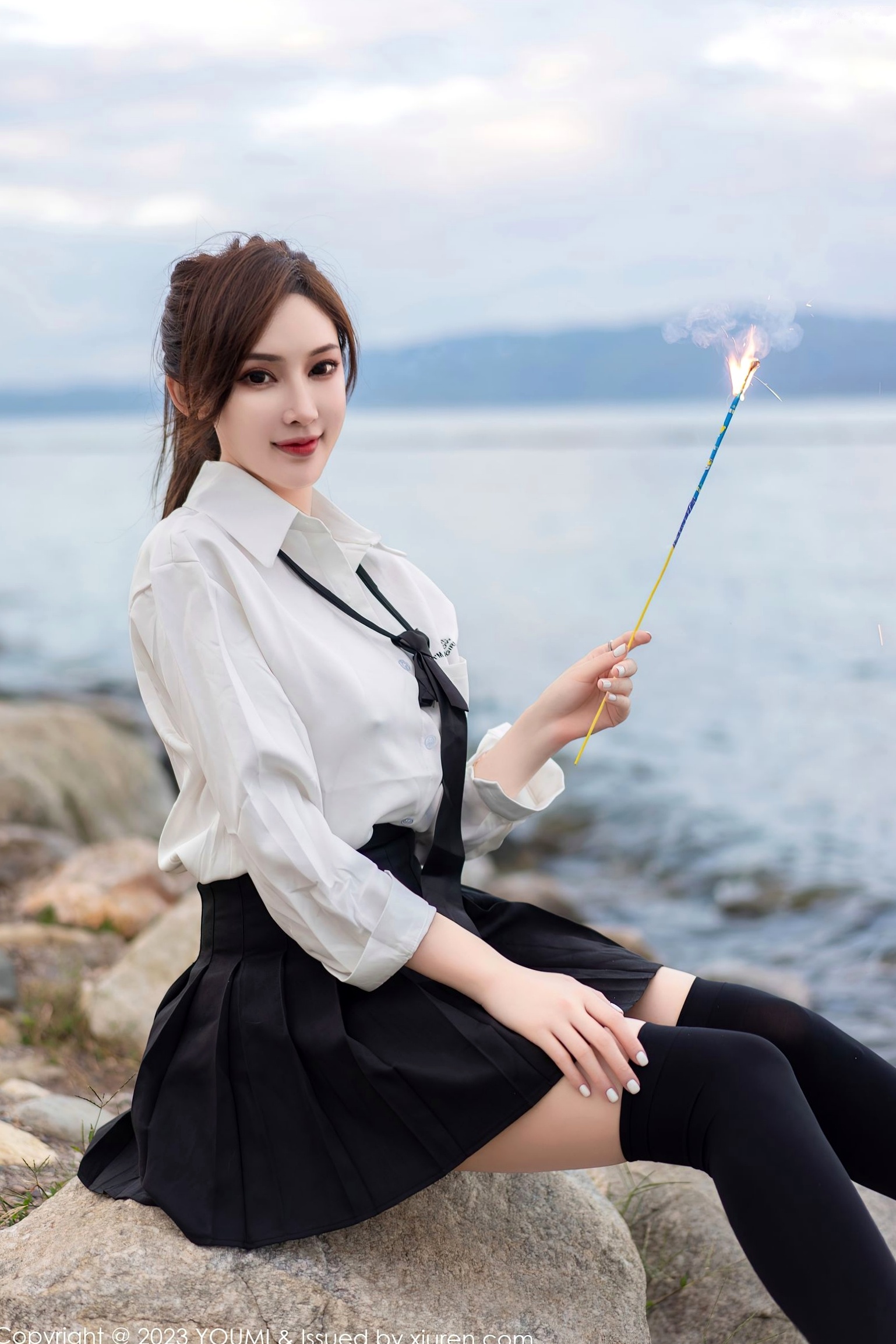YouMi尤蜜荟-903-周妍希:大理旅拍性感白衬衫黑短裙,制服诱惑与绝美背影勾勒极致曲线,无圣光大尺度私房写真