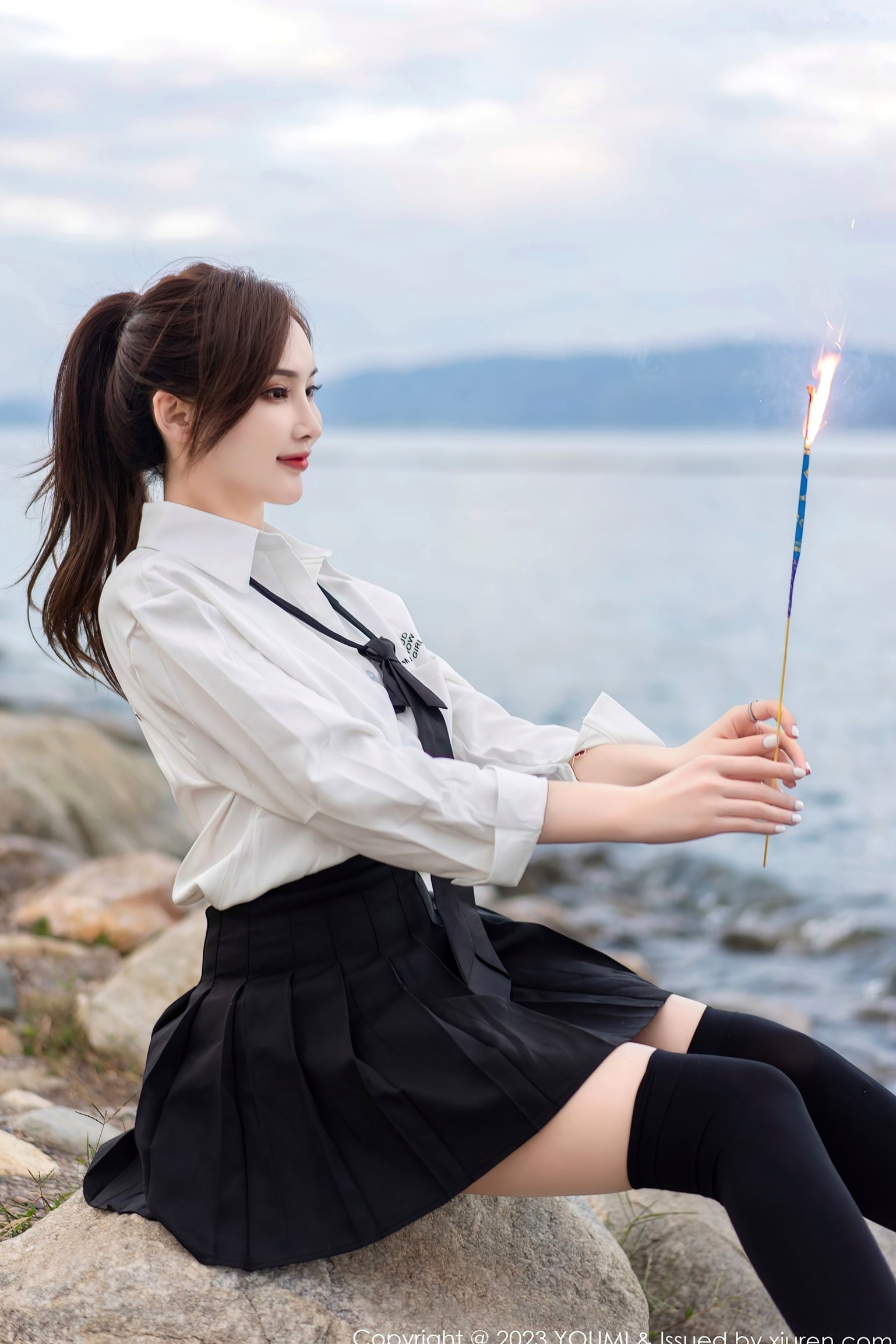 YouMi尤蜜荟-903-周妍希:大理旅拍性感白衬衫黑短裙,制服诱惑与绝美背影勾勒极致曲线,无圣光大尺度私房写真