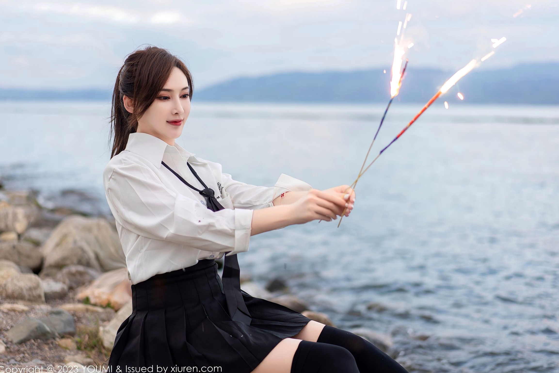YouMi尤蜜荟-903-周妍希:大理旅拍性感白衬衫黑短裙,制服诱惑与绝美背影勾勒极致曲线,无圣光大尺度私房写真