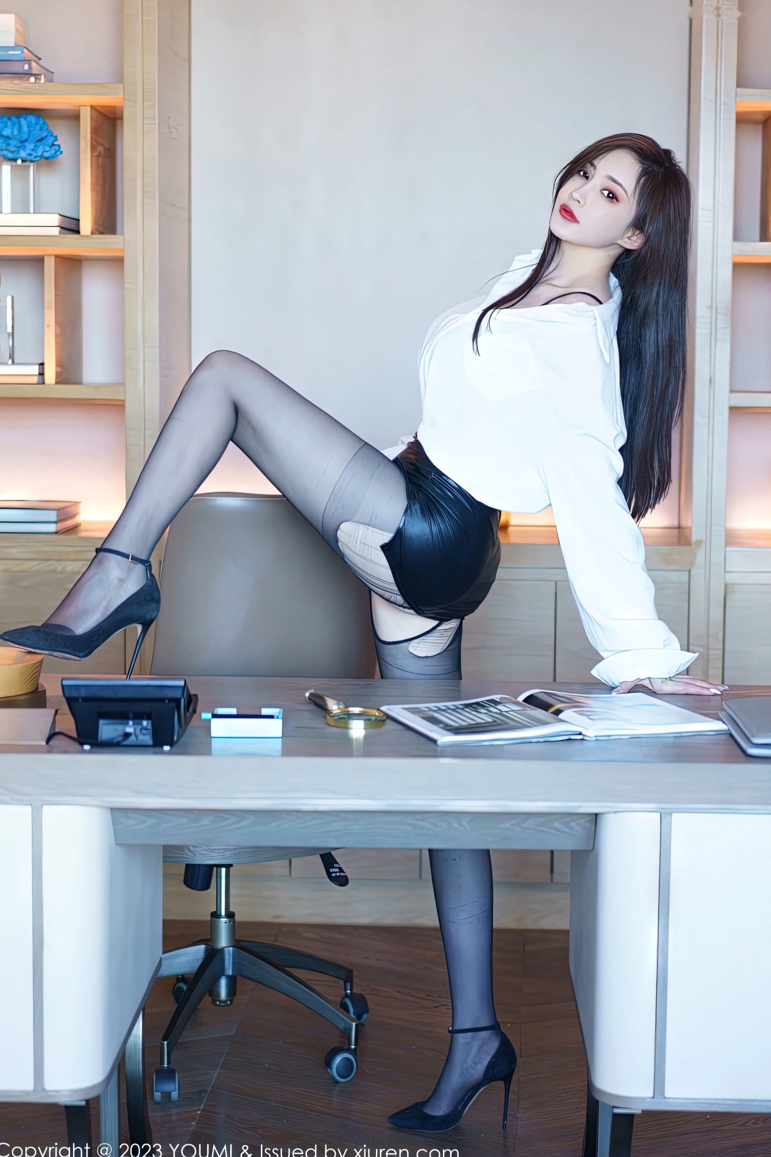 YouMi尤蜜荟890期:周妍希私房写真,黑丝高跟美腿诱惑,尽显曼妙身姿与极致性感氛围,无圣光高清大尺度呈现