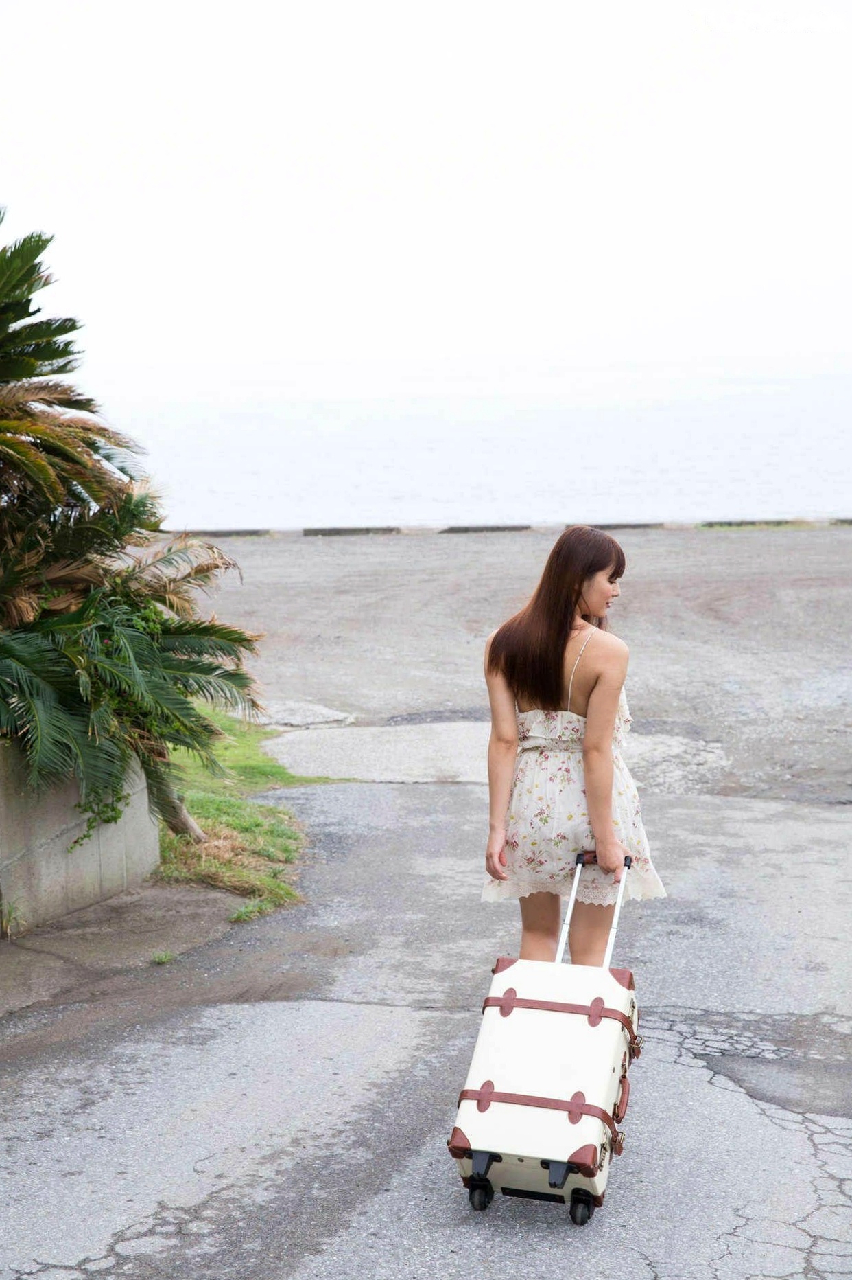 浅川梨奈《SPA!デジタル》写真集:沙滩性感比基尼与唯美和服风格赏析