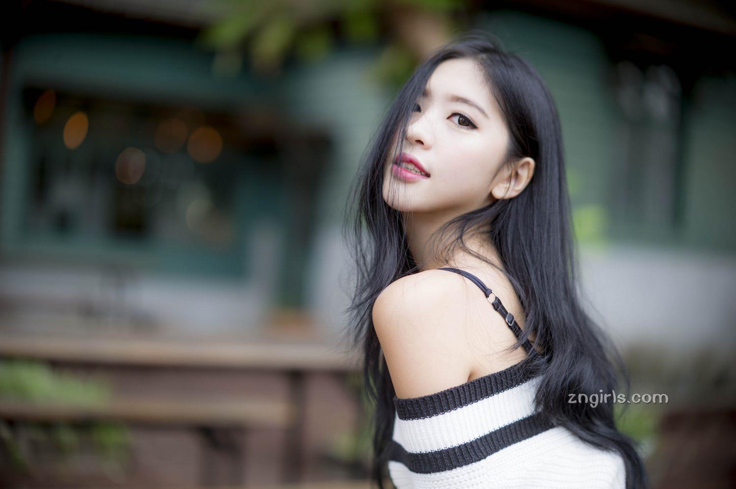 张安琪- 成熟女人写真之酥肩半露