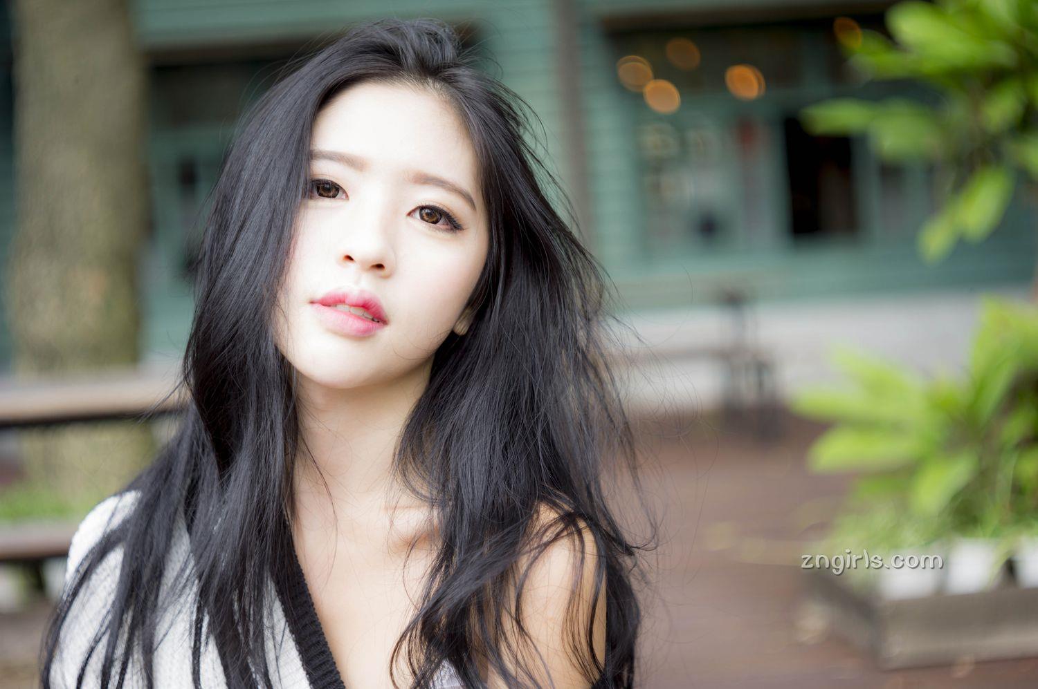 张安琪- 成熟女人写真之酥肩半露