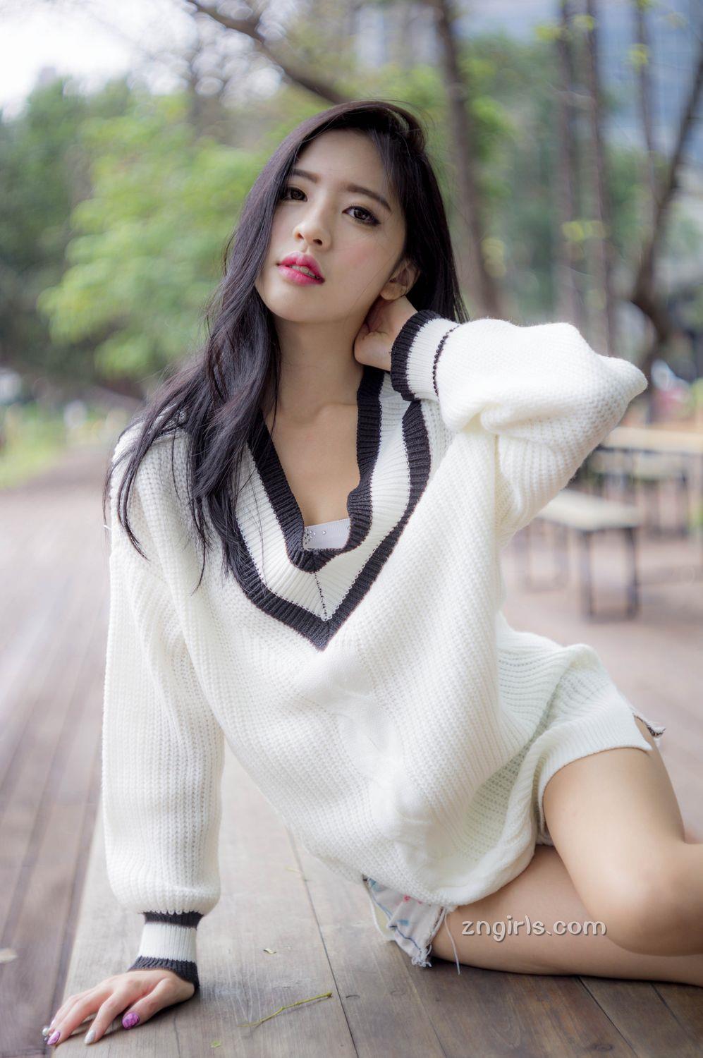 张安琪- 成熟女人写真之酥肩半露