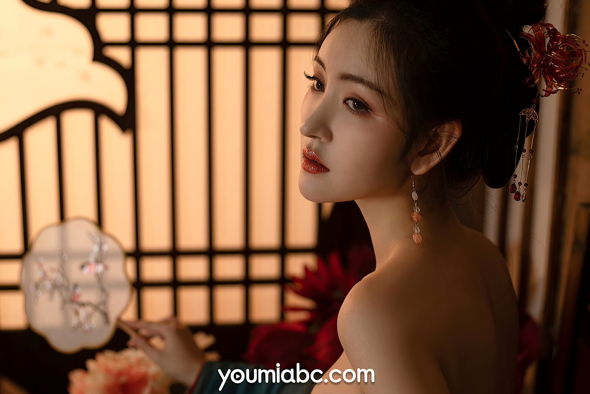 YouMi尤蜜-沈梦瑶-《夜话西窗烛》国风古典汉服私房:香肩半露,烛光摇曳,绝美身姿尽显东方极致诱惑