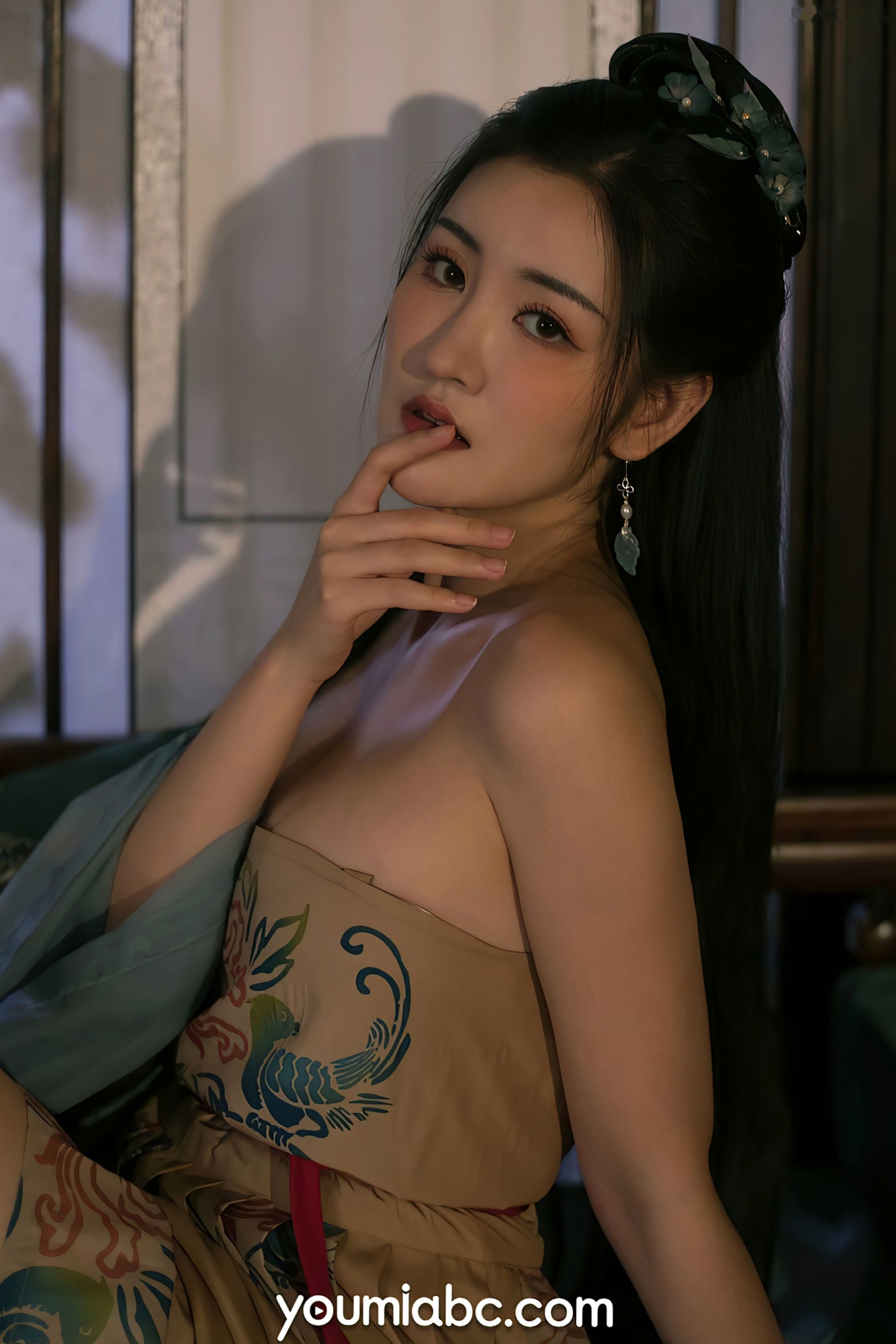 YouMi尤蜜沈梦瑶《琵琶行》古风写真,精致古典抹胸造型,尽显绝色温婉东方韵味大片