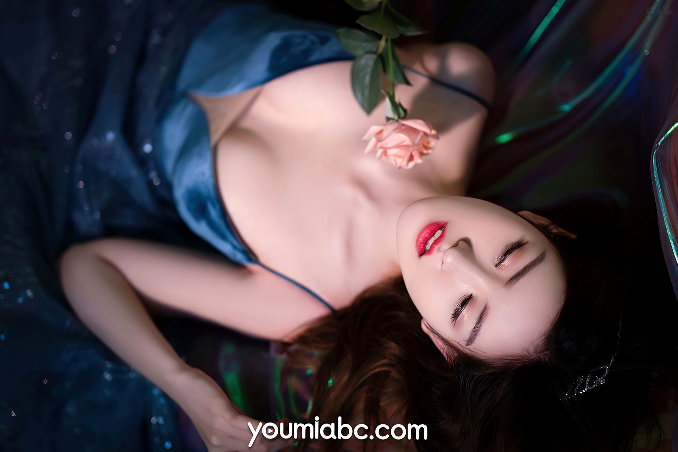 YouMi尤蜜-2020.12.27-沈梦瑶《梦的花语》唯美私房写真,身穿吊带长裙与玫瑰花互动,展现性感极致诱惑,梦幻光影氛围十足