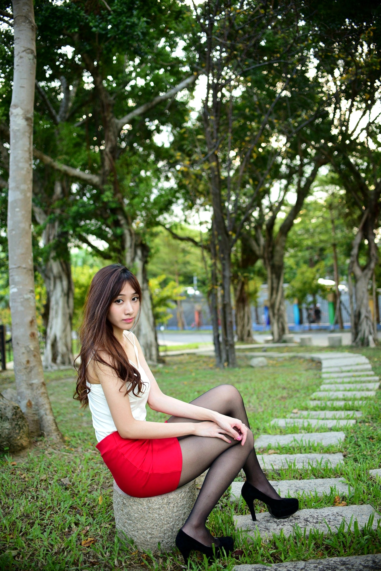 台湾正妹段璟乐自来水博物馆街拍写真:白吊带红裙黑丝御姐范十足